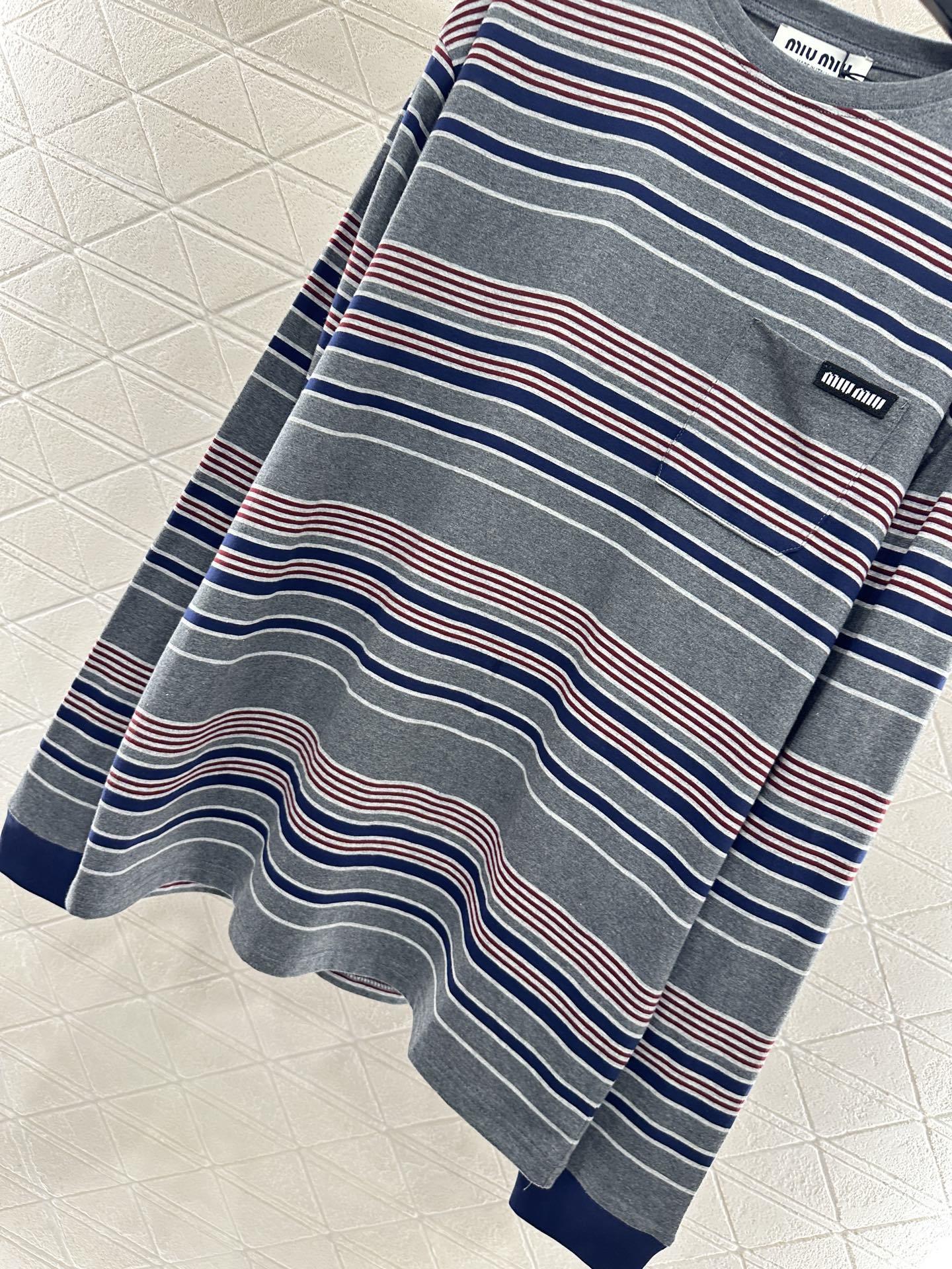 ♥Miumi*♥2025新品上架 廓形条纹长袖定制YB斜纹全棉材质,质感光泽,弹力十足,圆领长袖上衣裁剪