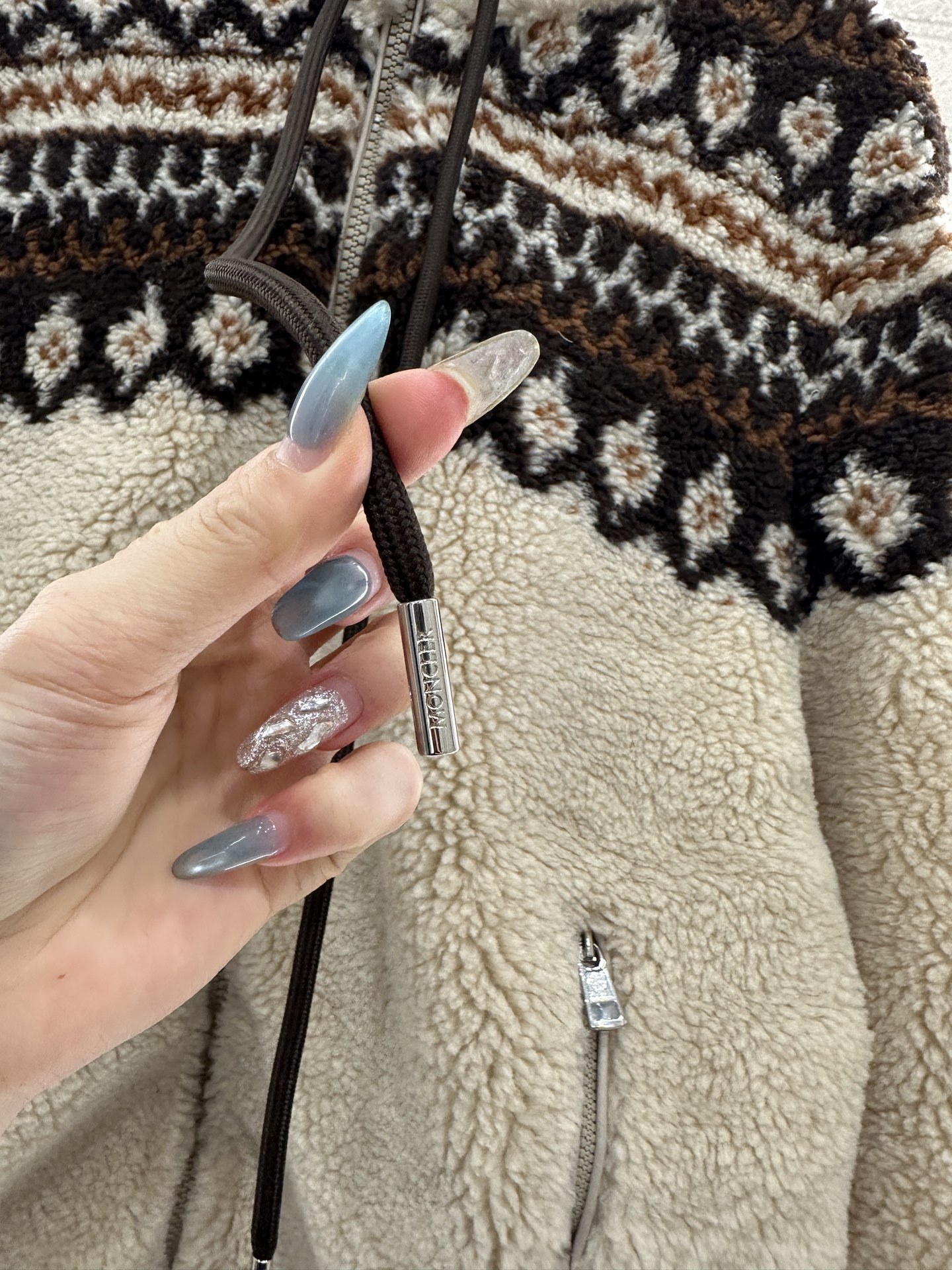 ♥Moncle*♥2025新品上架 泰迪毛绒连帽费尔岛花纹外套定制YB进口泰迪毛绒材质,颗粒毛绒肌理,舒