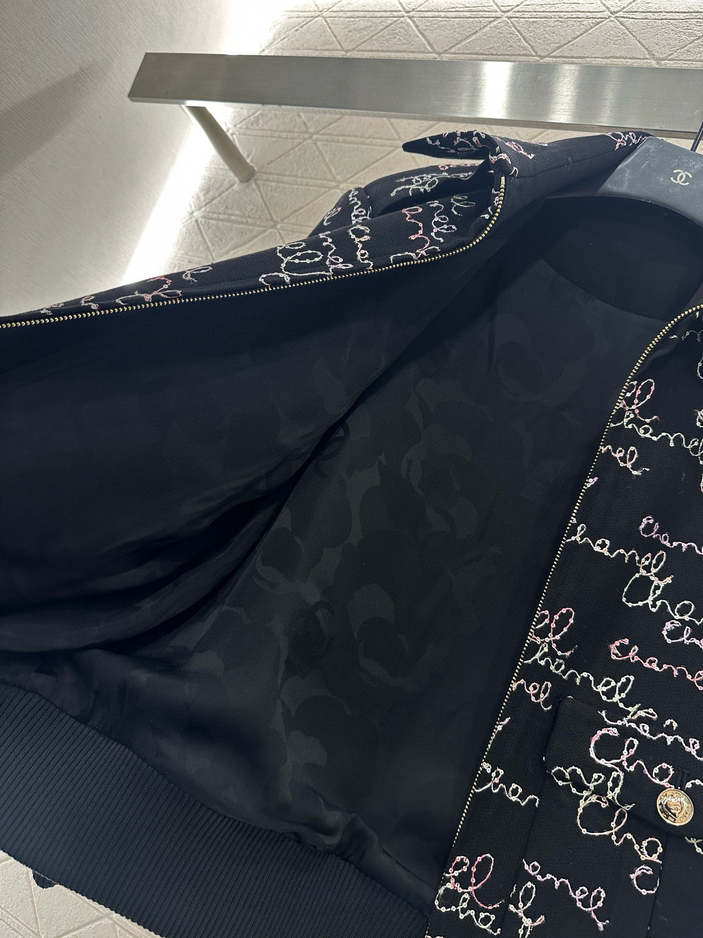 ♥Chane*♥2025新品上架 提花棉服外套短裤套装定制YB百分百羊毛材质,利用刺绣➕亮片呈现出复古提