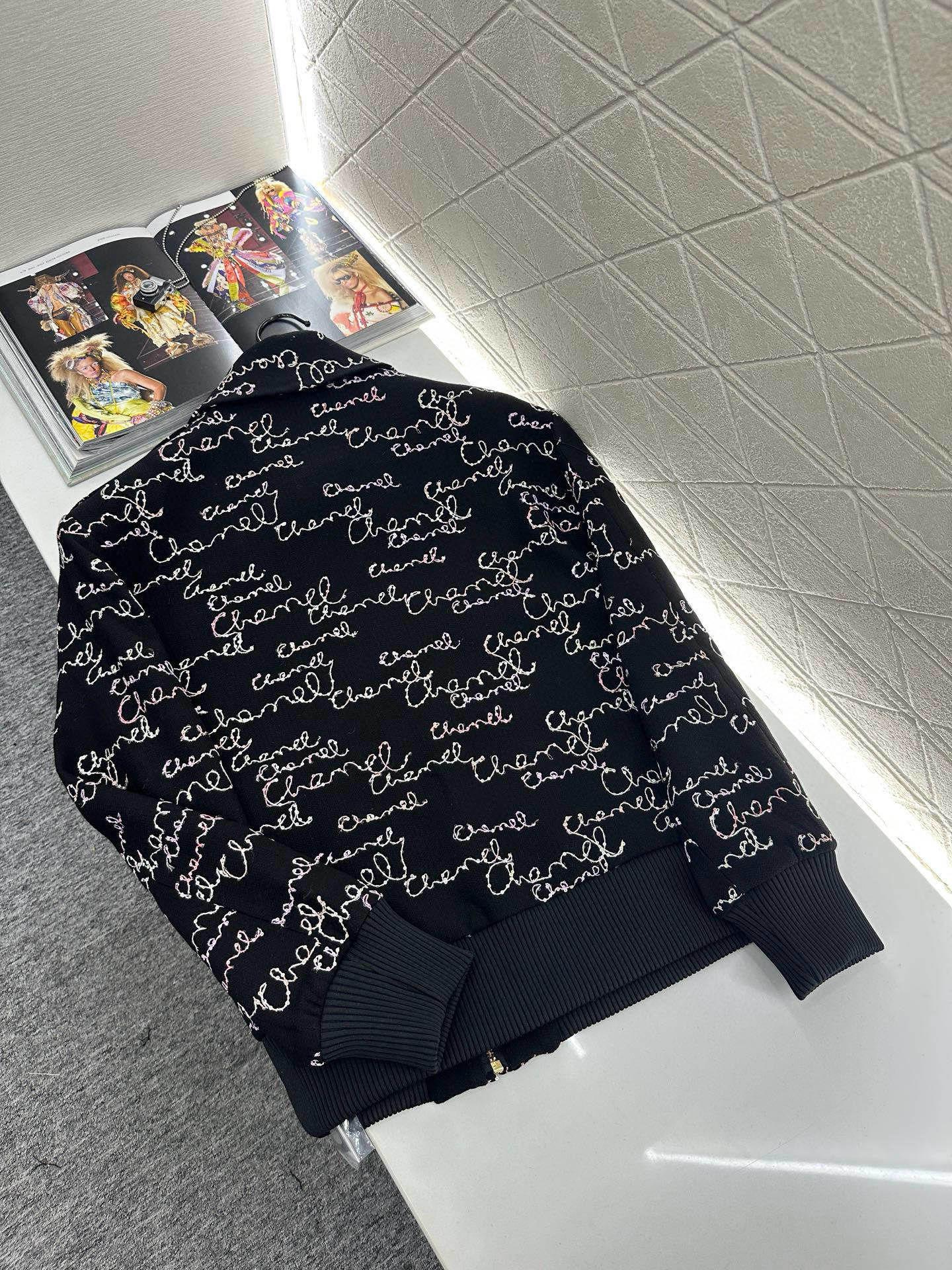 ♥Chane*♥2025新品上架 提花棉服外套短裤套装定制YB百分百羊毛材质,利用刺绣➕亮片呈现出复古提