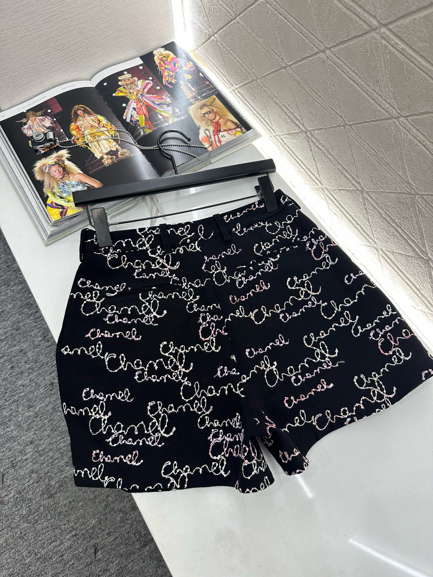♥Chane*♥2025新品上架 提花棉服外套短裤套装定制YB百分百羊毛材质,利用刺绣➕亮片呈现出复古提