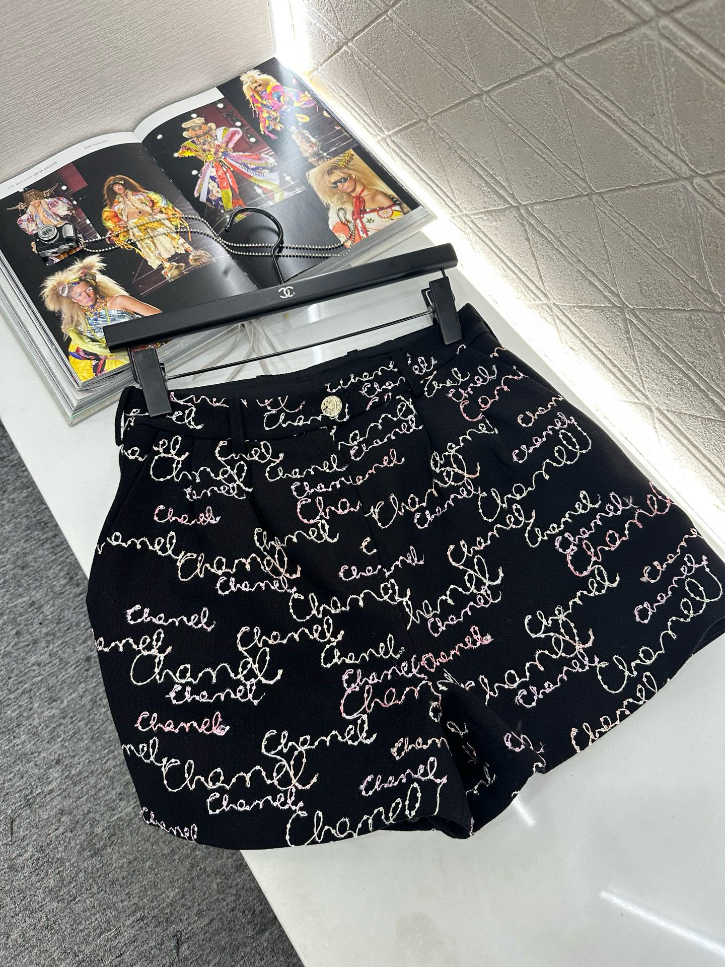 ♥Chane*♥2025新品上架 提花棉服外套短裤套装定制YB百分百羊毛材质，利用刺绣➕亮片呈现出复古提