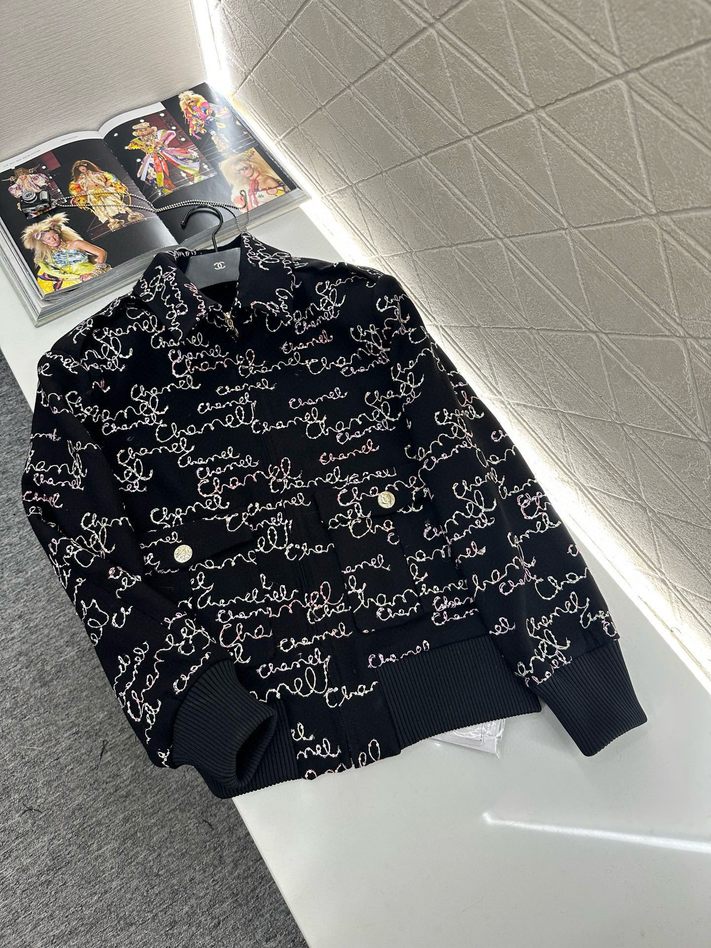 ♥Chane*♥2025新品上架 提花棉服外套短裤套装定制YB百分百羊毛材质,利用刺绣➕亮片呈现出复古提