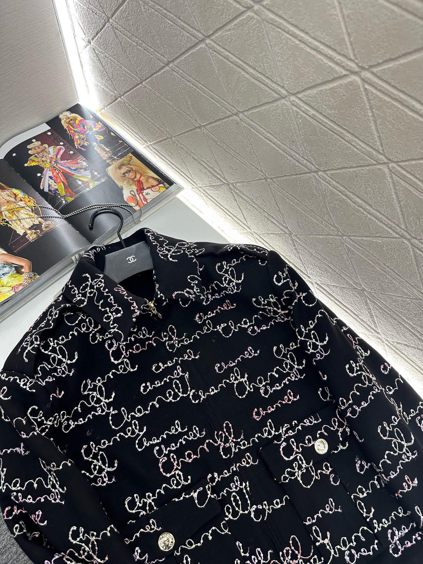 ♥Chane*♥2025新品上架 提花棉服外套短裤套装定制YB百分百羊毛材质,利用刺绣➕亮片呈现出复古提