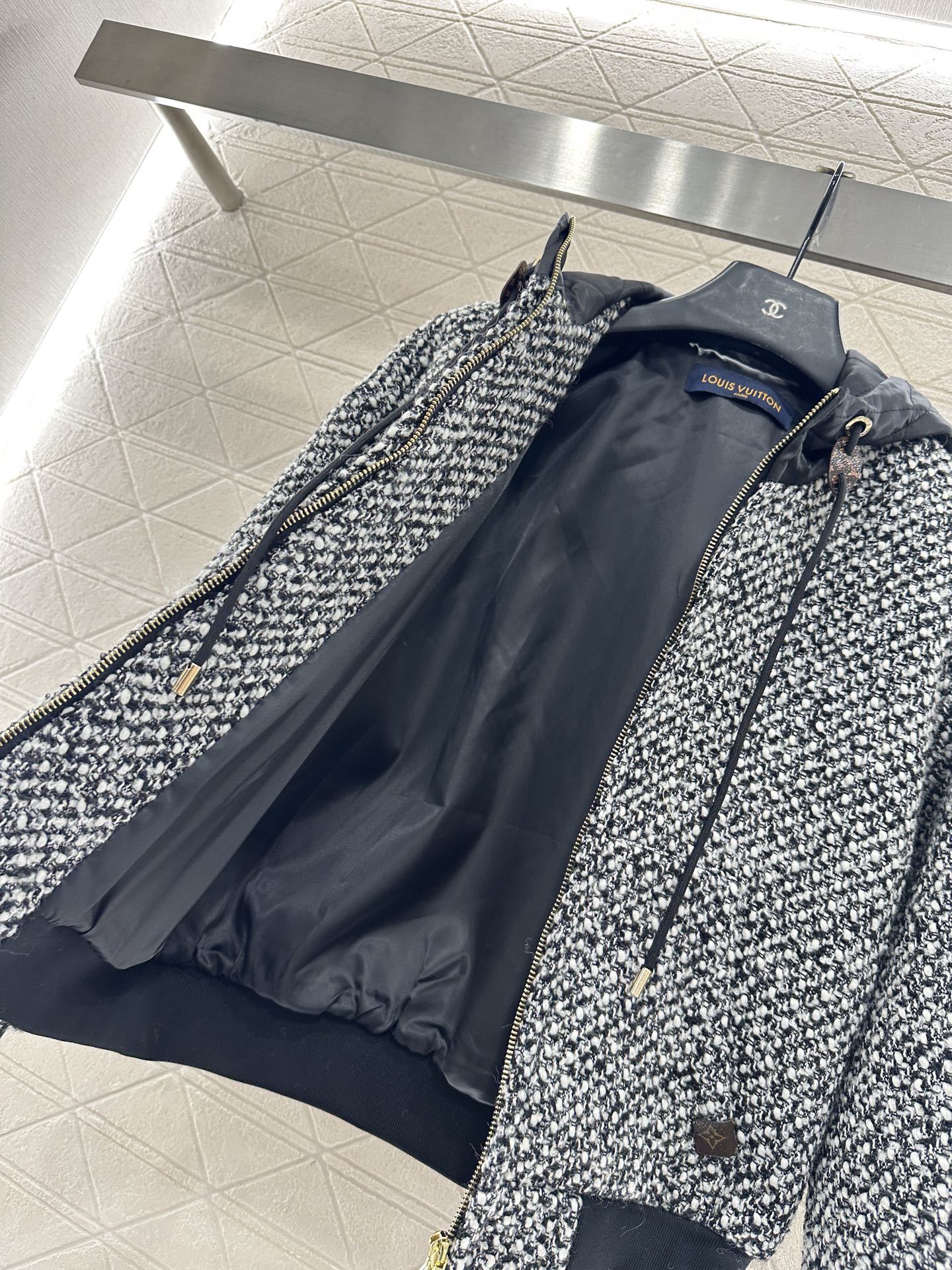 ♥Louis vuitto*♥2025新品上架 拼接连帽毛呢抽绳外套定制YB进口精纺羊毛材质,挺括有型,