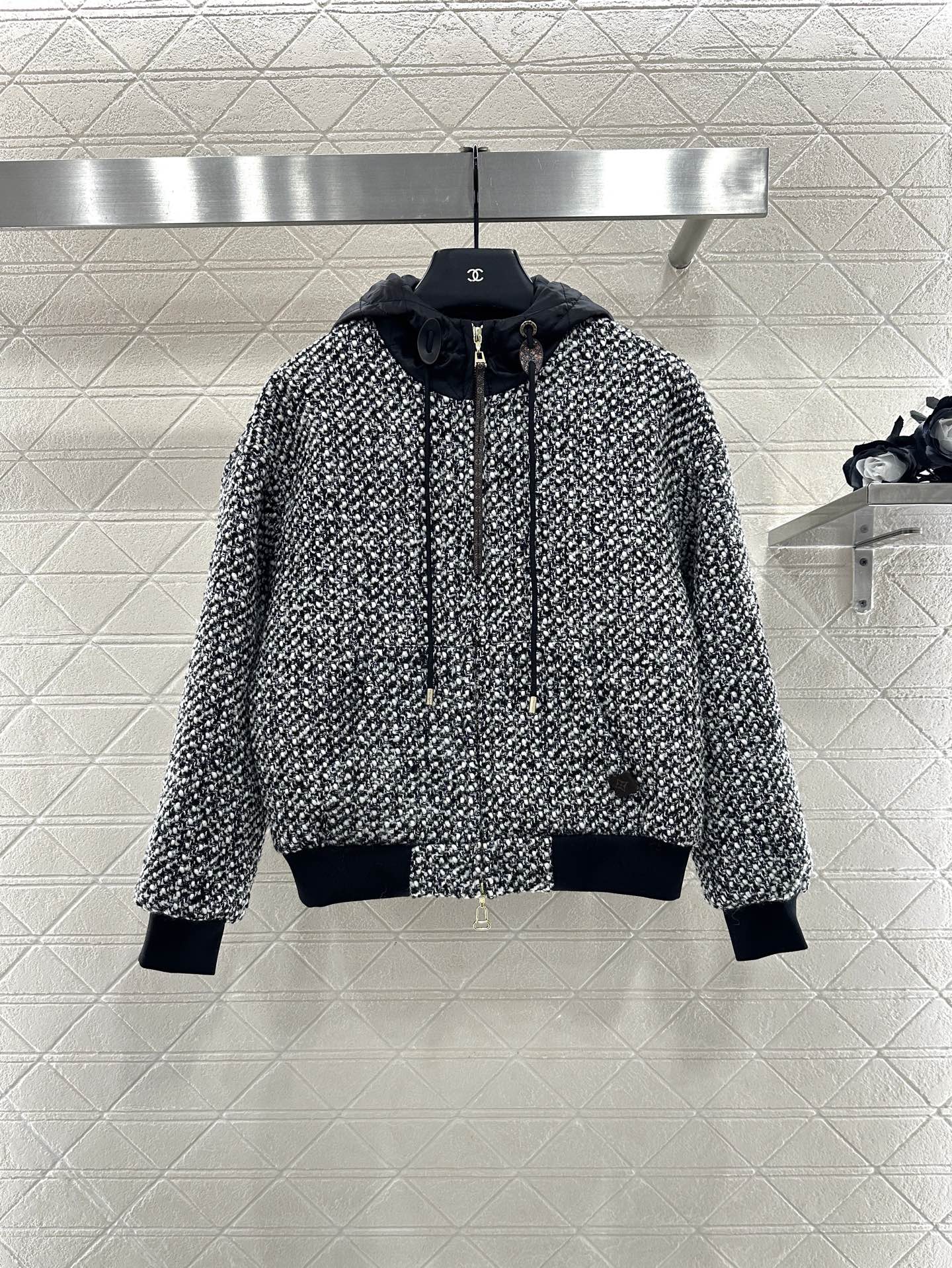 ♥Louis vuitto*♥2025新品上架 拼接连帽毛呢抽绳外套定制YB进口精纺羊毛材质，挺括有型，