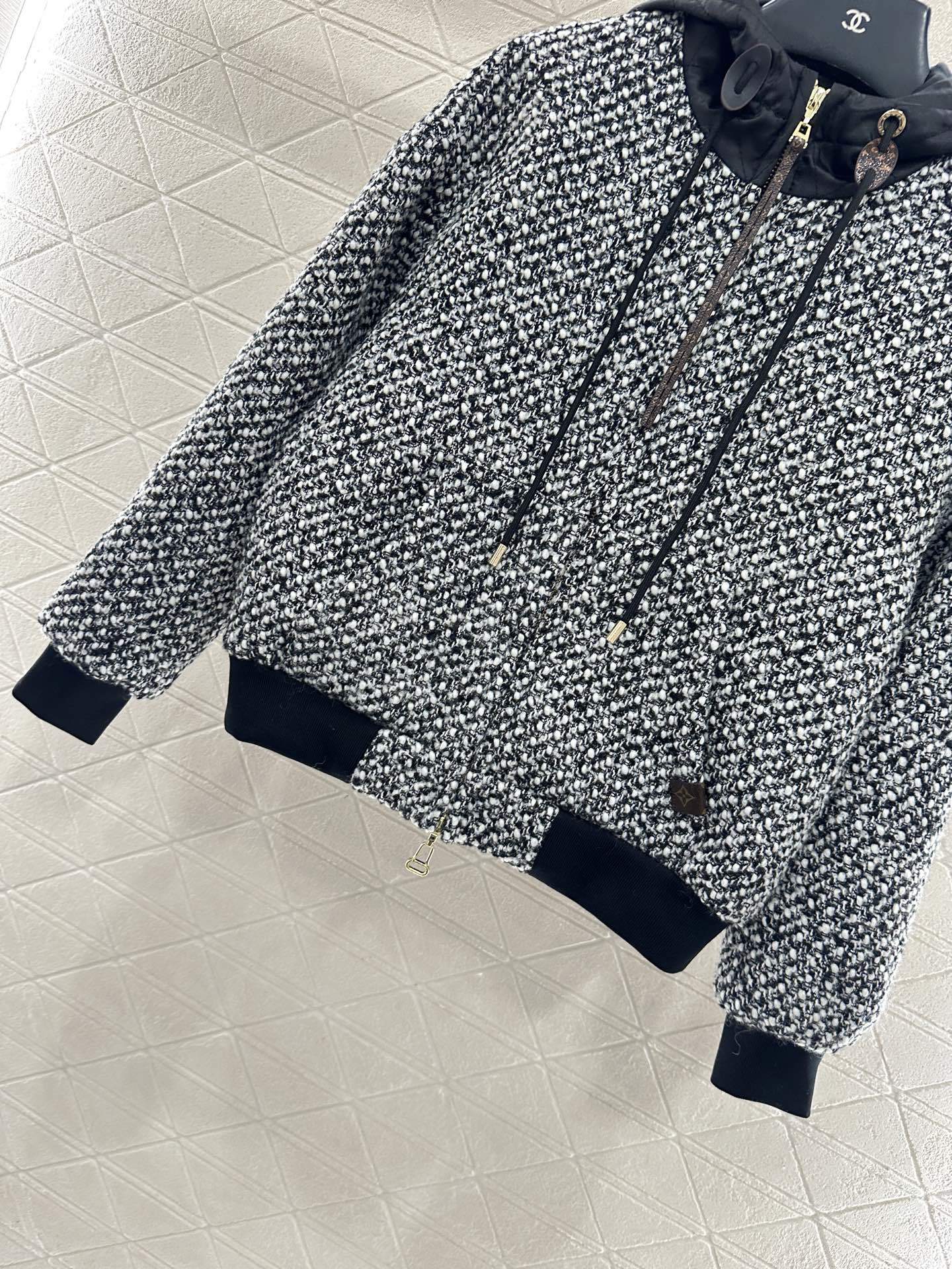 ♥Louis vuitto*♥2025新品上架 拼接连帽毛呢抽绳外套定制YB进口精纺羊毛材质,挺括有型,