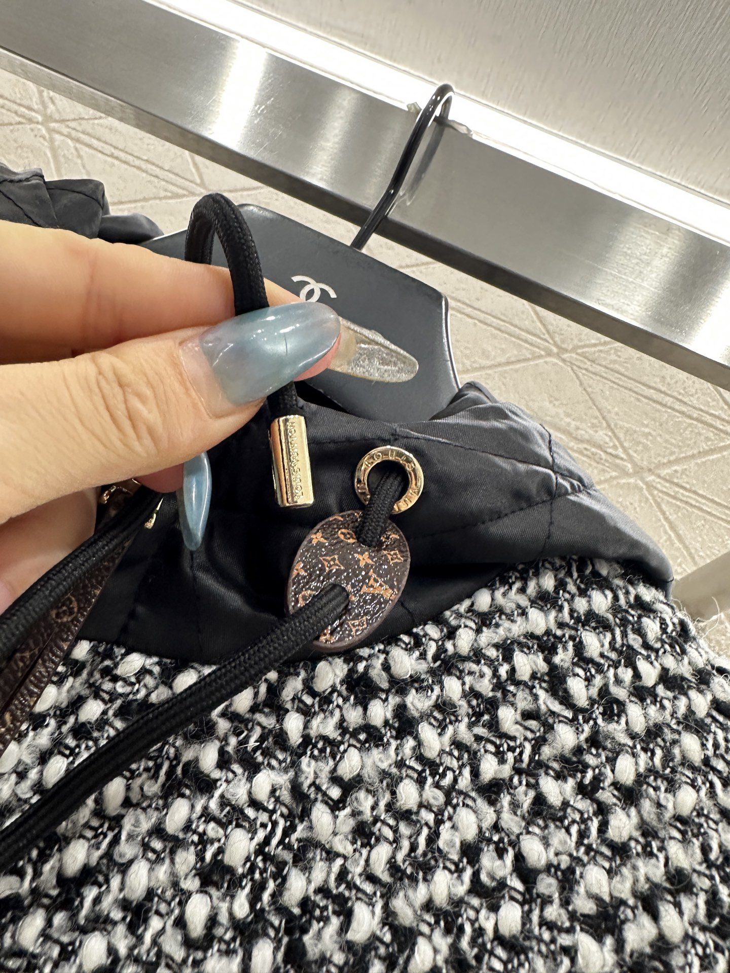 ♥Louis vuitto*♥2025新品上架 拼接连帽毛呢抽绳外套定制YB进口精纺羊毛材质,挺括有型,