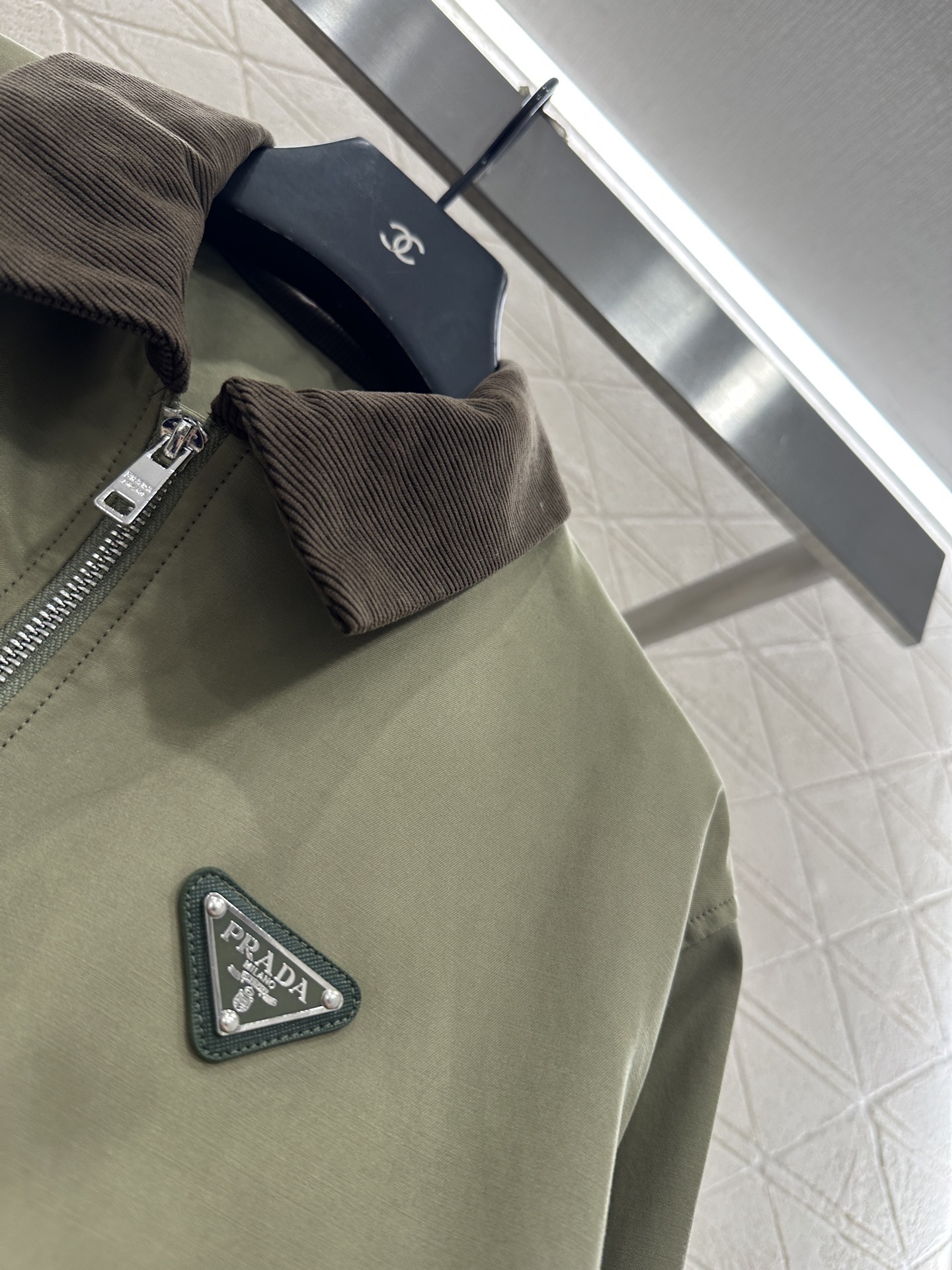 ♥Prad*♥2025新品上架 灯芯绒领撞色夹克外套定制YB斜纹全棉材质,质感细腻,穿搭垂顺有型,翻领廓