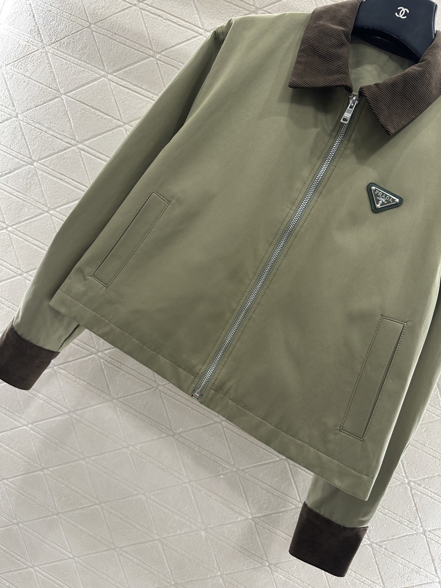 ♥Prad*♥2025新品上架 灯芯绒领撞色夹克外套定制YB斜纹全棉材质,质感细腻,穿搭垂顺有型,翻领廓