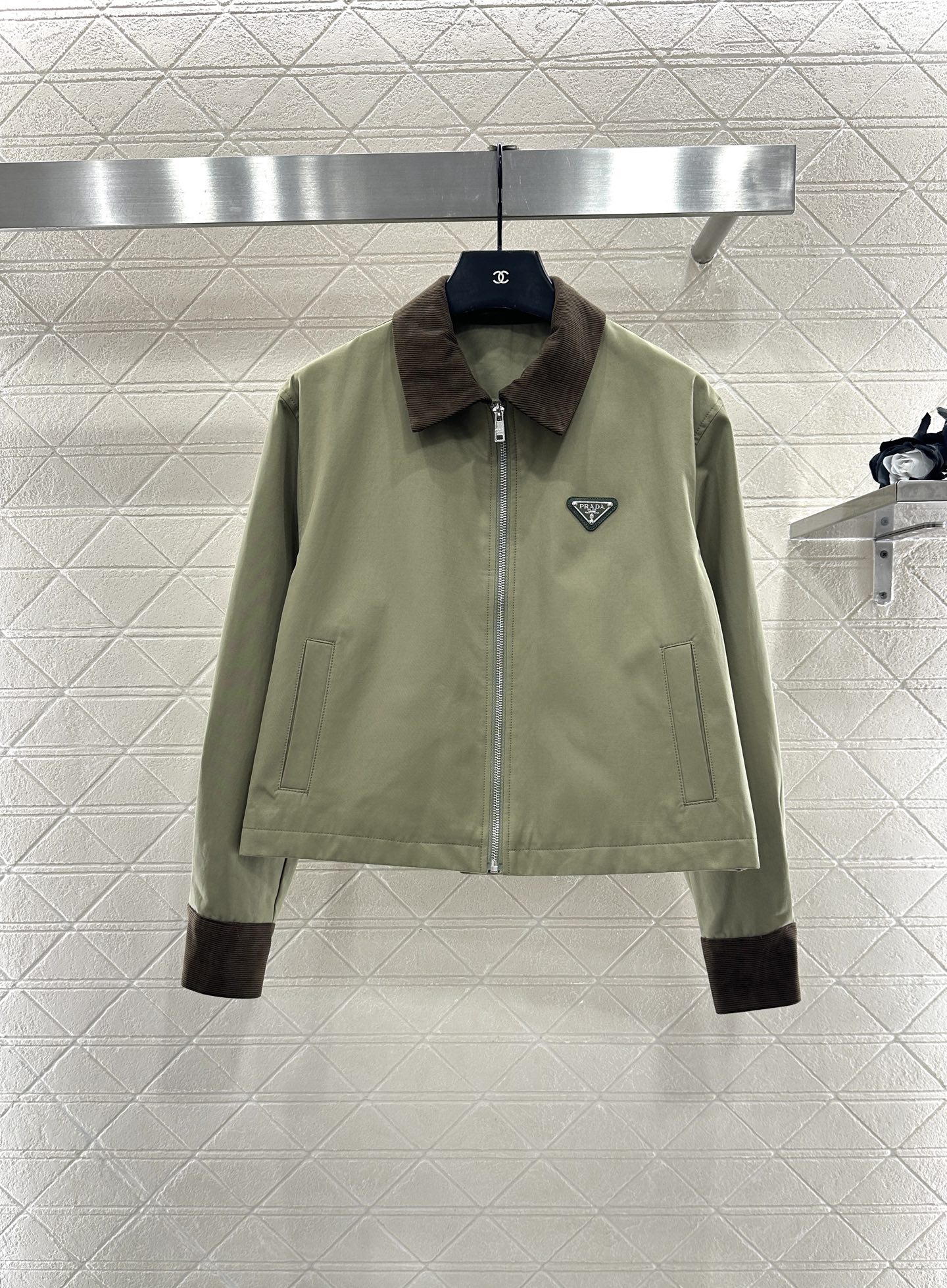 ♥Prad*♥2025新品上架 灯芯绒领撞色夹克外套定制YB斜纹全棉材质，质感细腻，穿搭垂顺有型，翻领廓