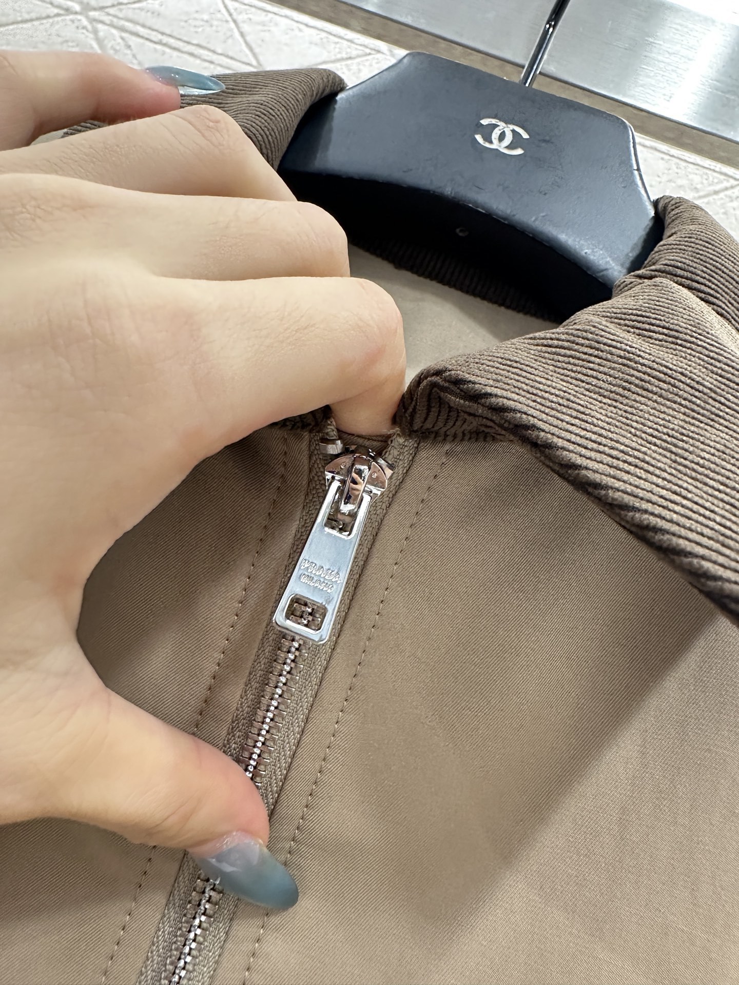 ♥Prad*♥2025新品上架 灯芯绒领撞色夹克外套定制YB斜纹全棉材质,质感细腻,穿搭垂顺有型,翻领廓