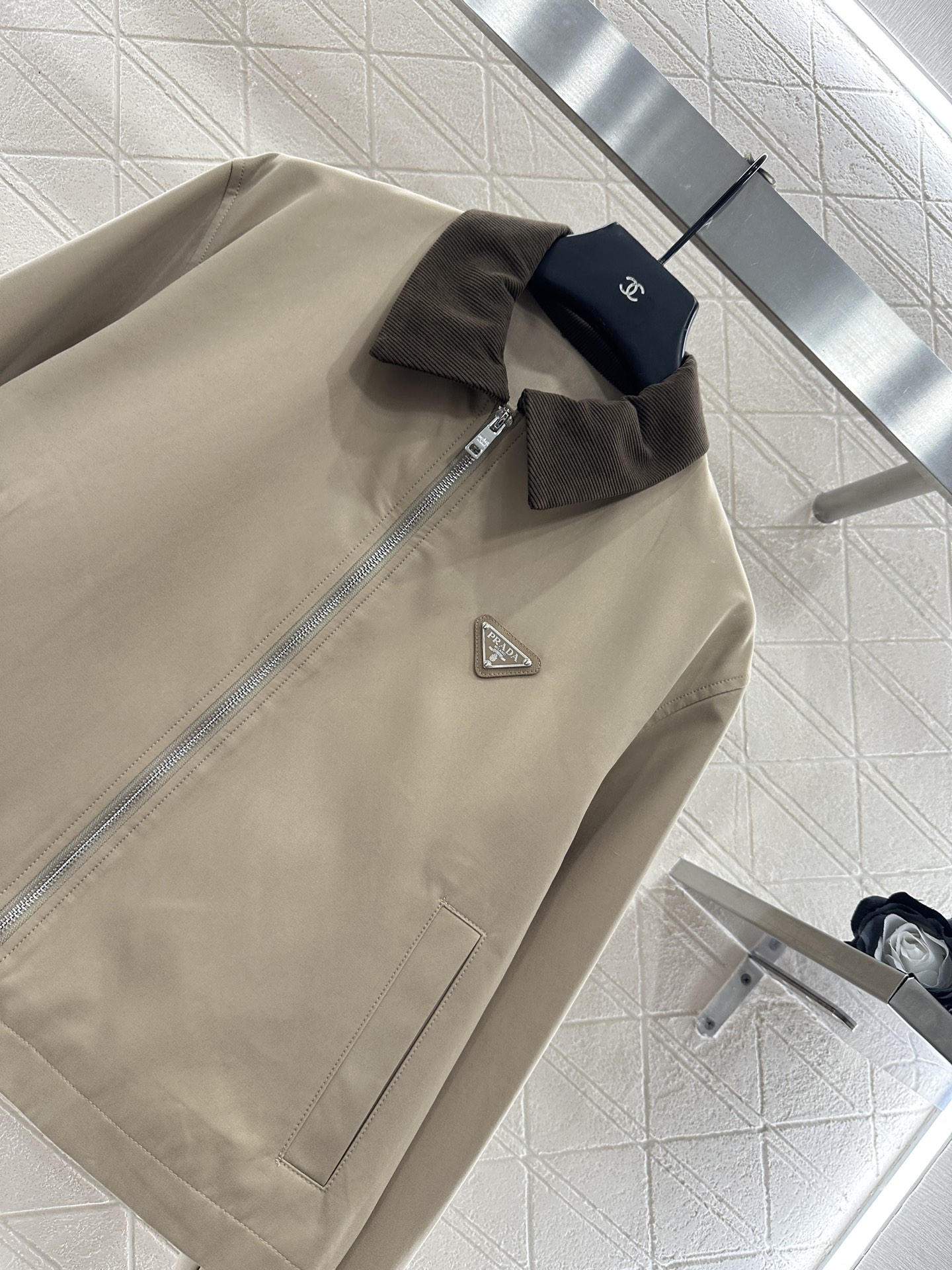 ♥Prad*♥2025新品上架 灯芯绒领撞色夹克外套定制YB斜纹全棉材质,质感细腻,穿搭垂顺有型,翻领廓