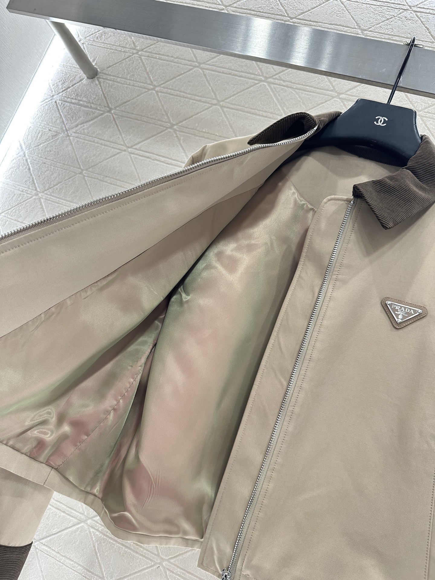 ♥Prad*♥2025新品上架 灯芯绒领撞色夹克外套定制YB斜纹全棉材质,质感细腻,穿搭垂顺有型,翻领廓