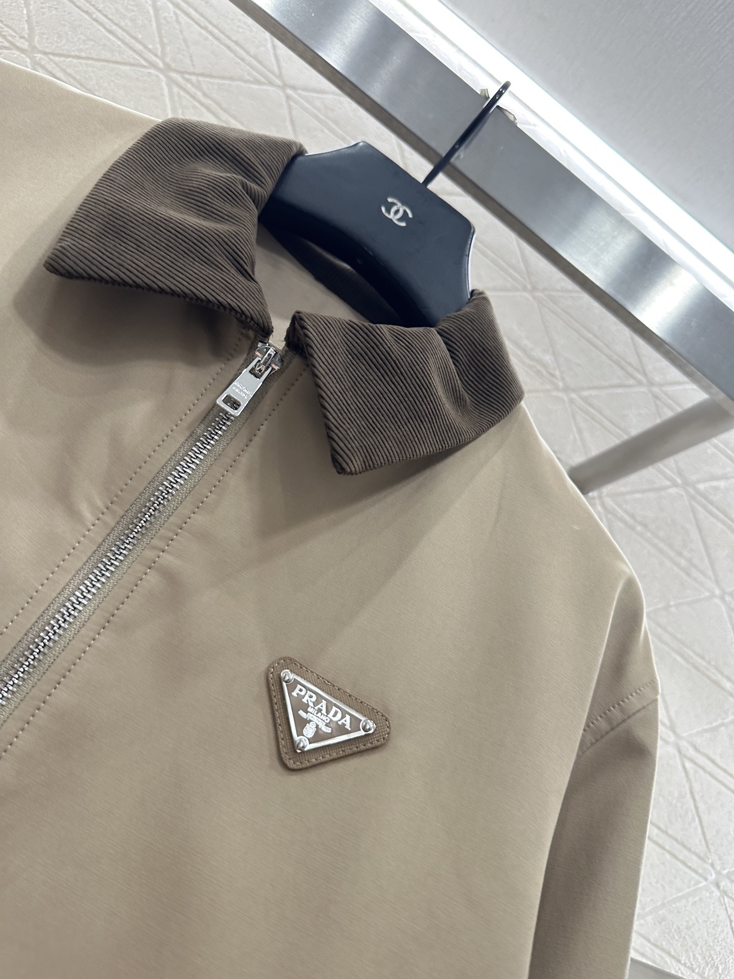 ♥Prad*♥2025新品上架 灯芯绒领撞色夹克外套定制YB斜纹全棉材质,质感细腻,穿搭垂顺有型,翻领廓