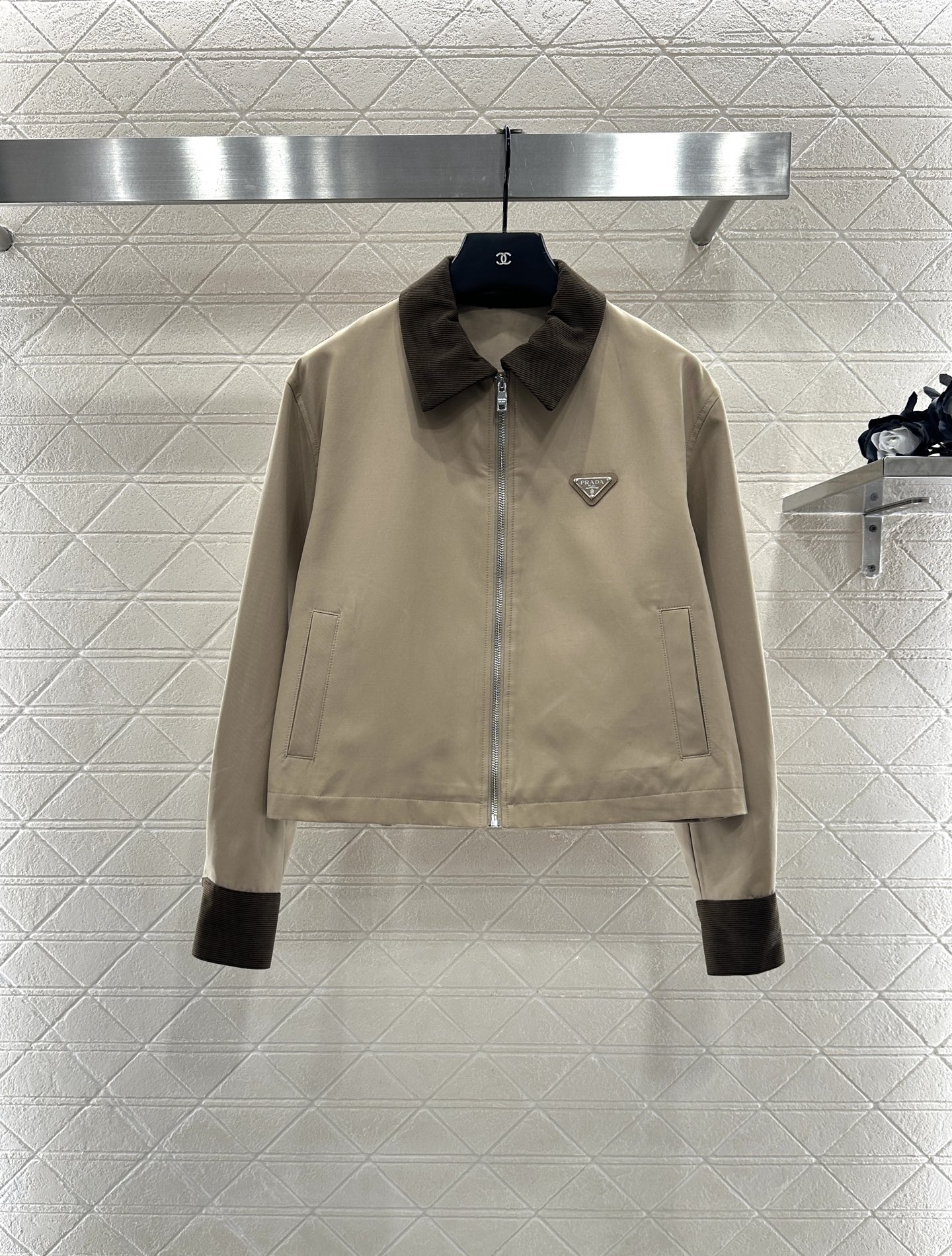 ♥Prad*♥2025新品上架 灯芯绒领撞色夹克外套定制YB斜纹全棉材质，质感细腻，穿搭垂顺有型，翻领廓