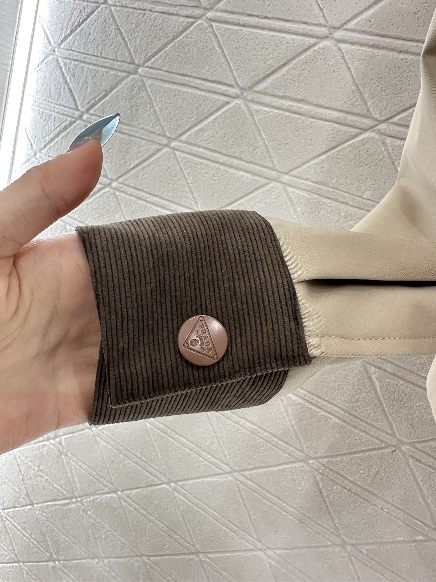 ♥Prad*♥2025新品上架 灯芯绒领撞色夹克外套定制YB斜纹全棉材质,质感细腻,穿搭垂顺有型,翻领廓