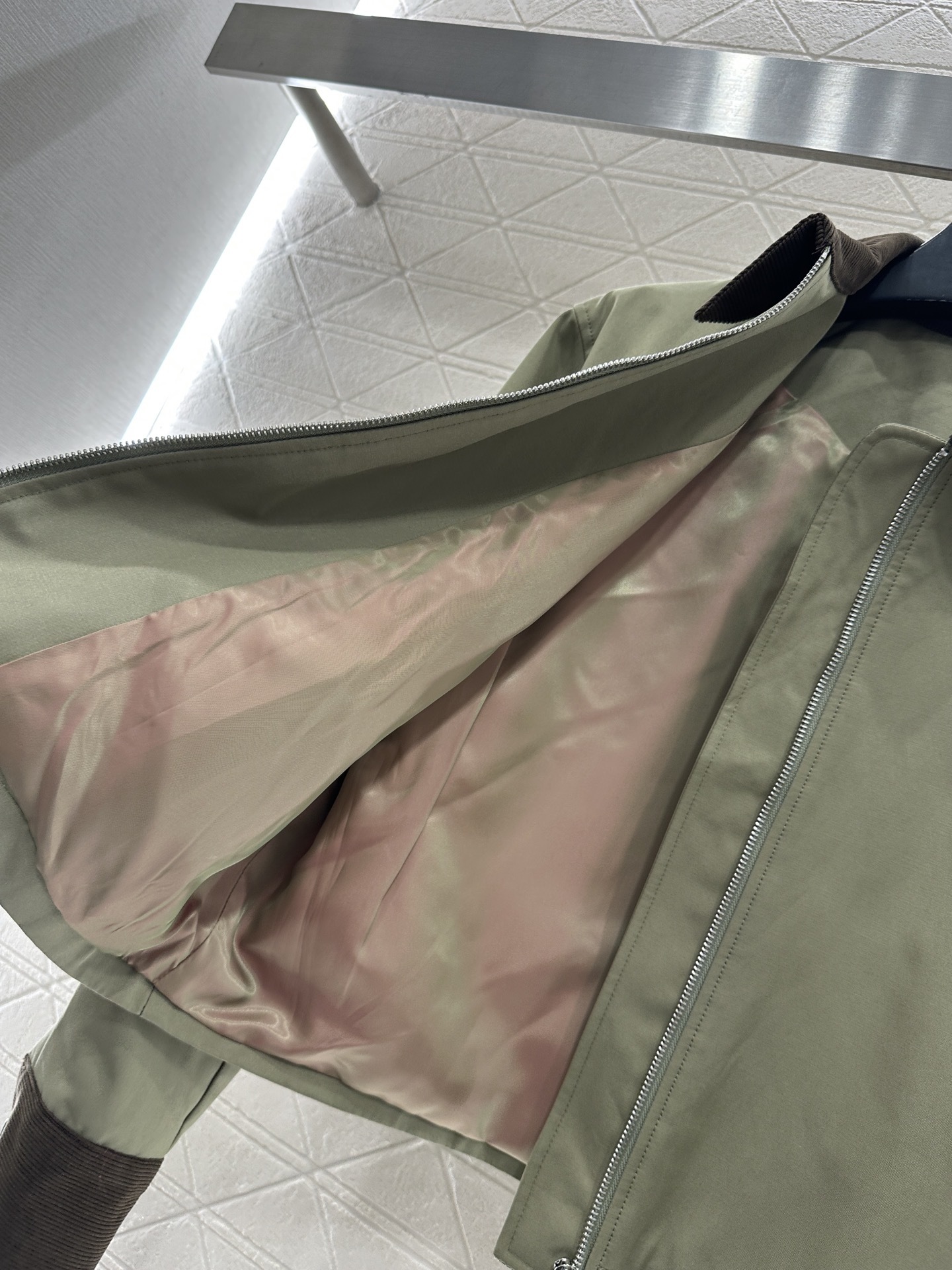 ♥Prad*♥2025新品上架 灯芯绒领撞色夹克外套定制YB斜纹全棉材质,质感细腻,穿搭垂顺有型,翻领廓