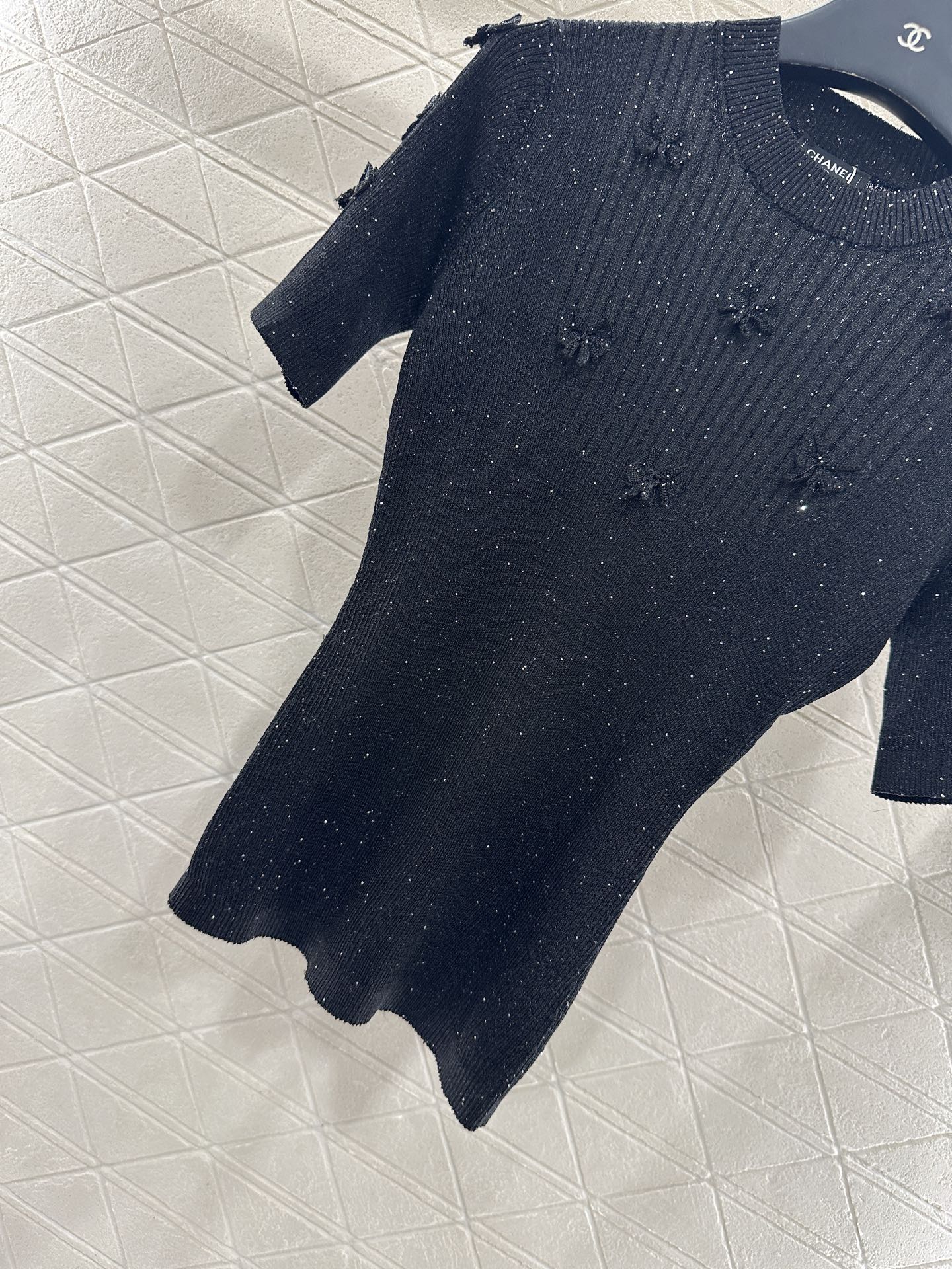 ♥Chane*♥2025新品上架 山茶花珠片圆领短袖定制YB羊绒纱线织造，柔软细腻，质感舒适，圆领针织短