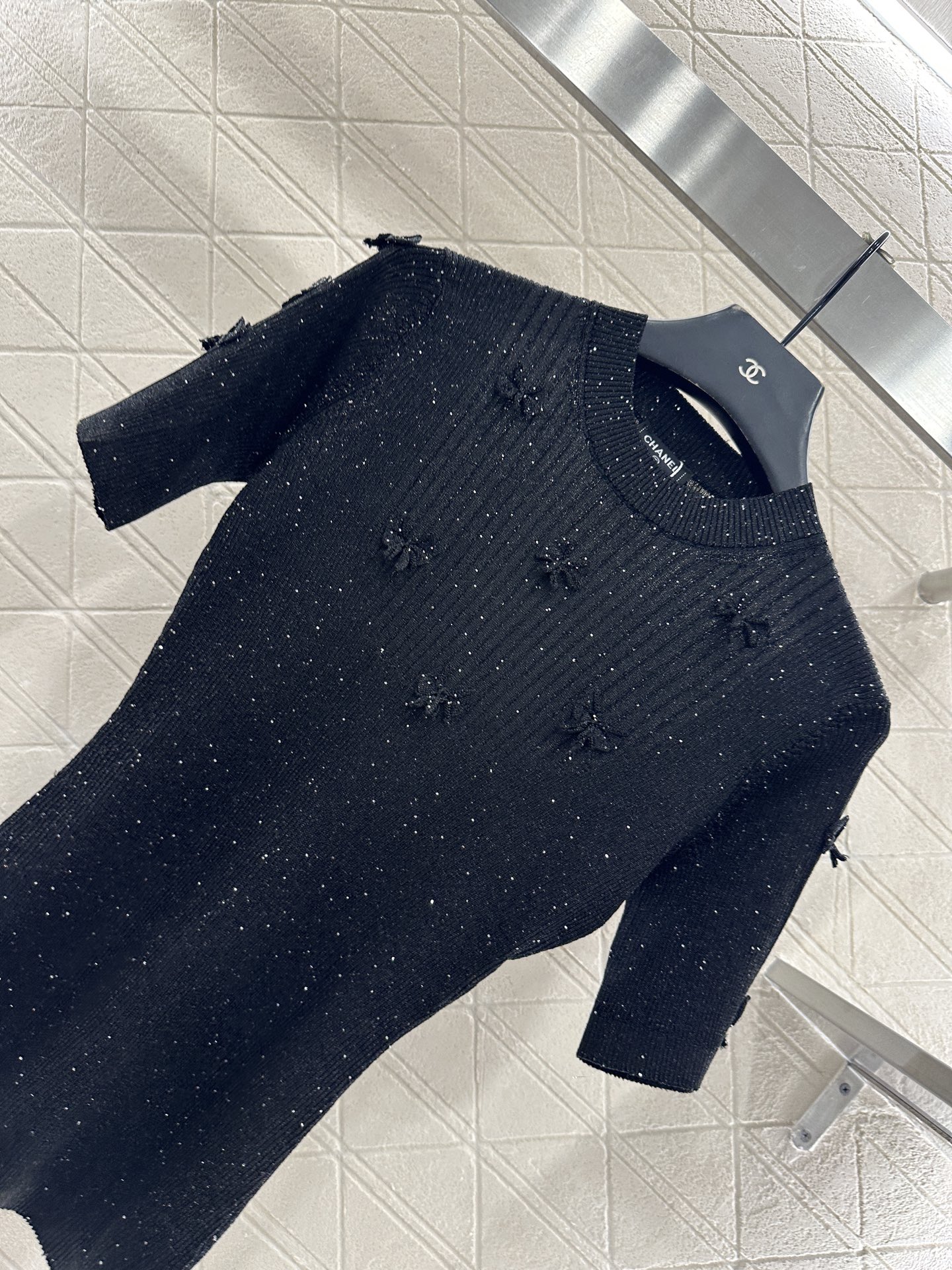 ♥Chane*♥2025新品上架 山茶花珠片圆领短袖定制YB羊绒纱线织造，柔软细腻，质感舒适，圆领针织短