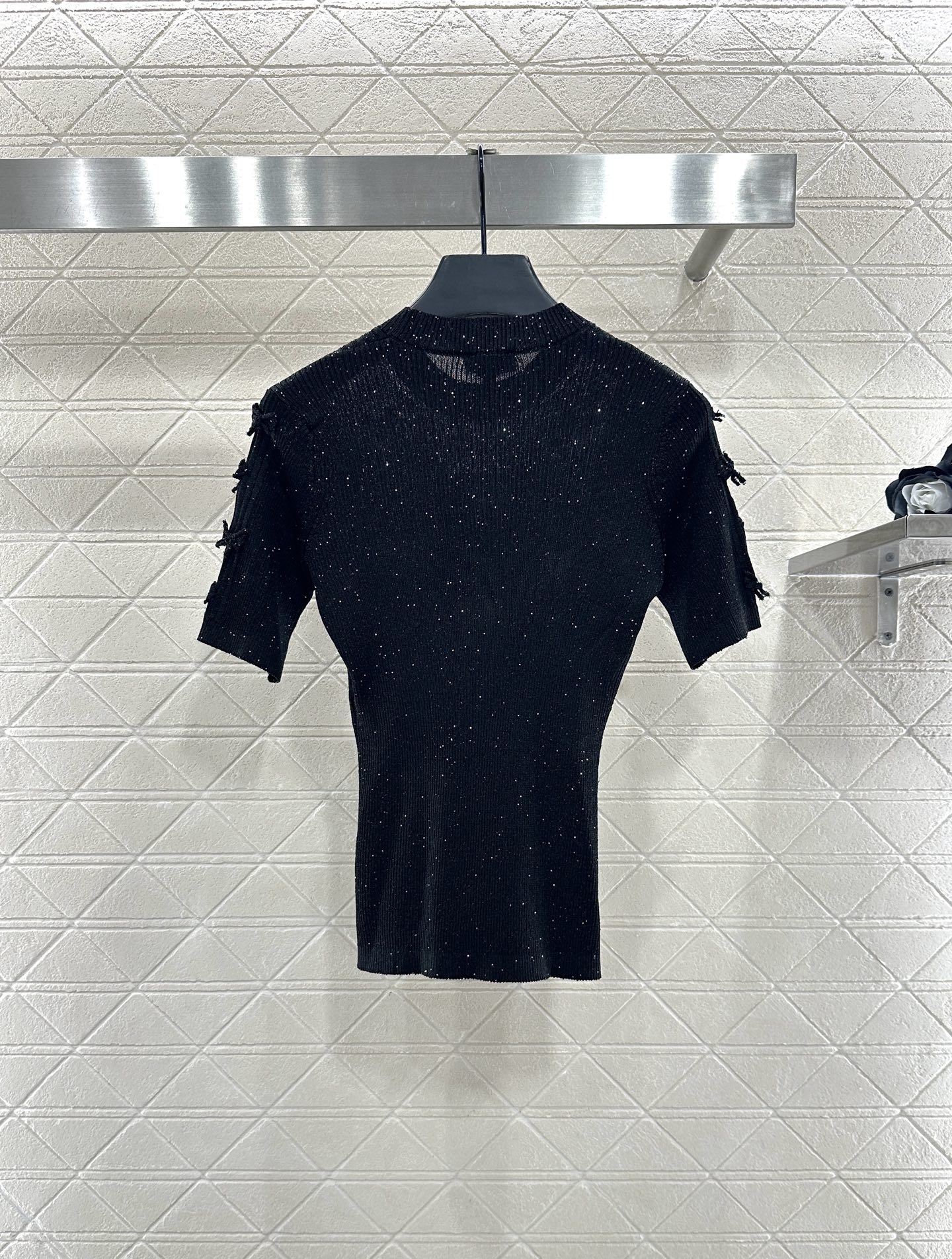 ♥Chane*♥2025新品上架 山茶花珠片圆领短袖定制YB羊绒纱线织造，柔软细腻，质感舒适，圆领针织短