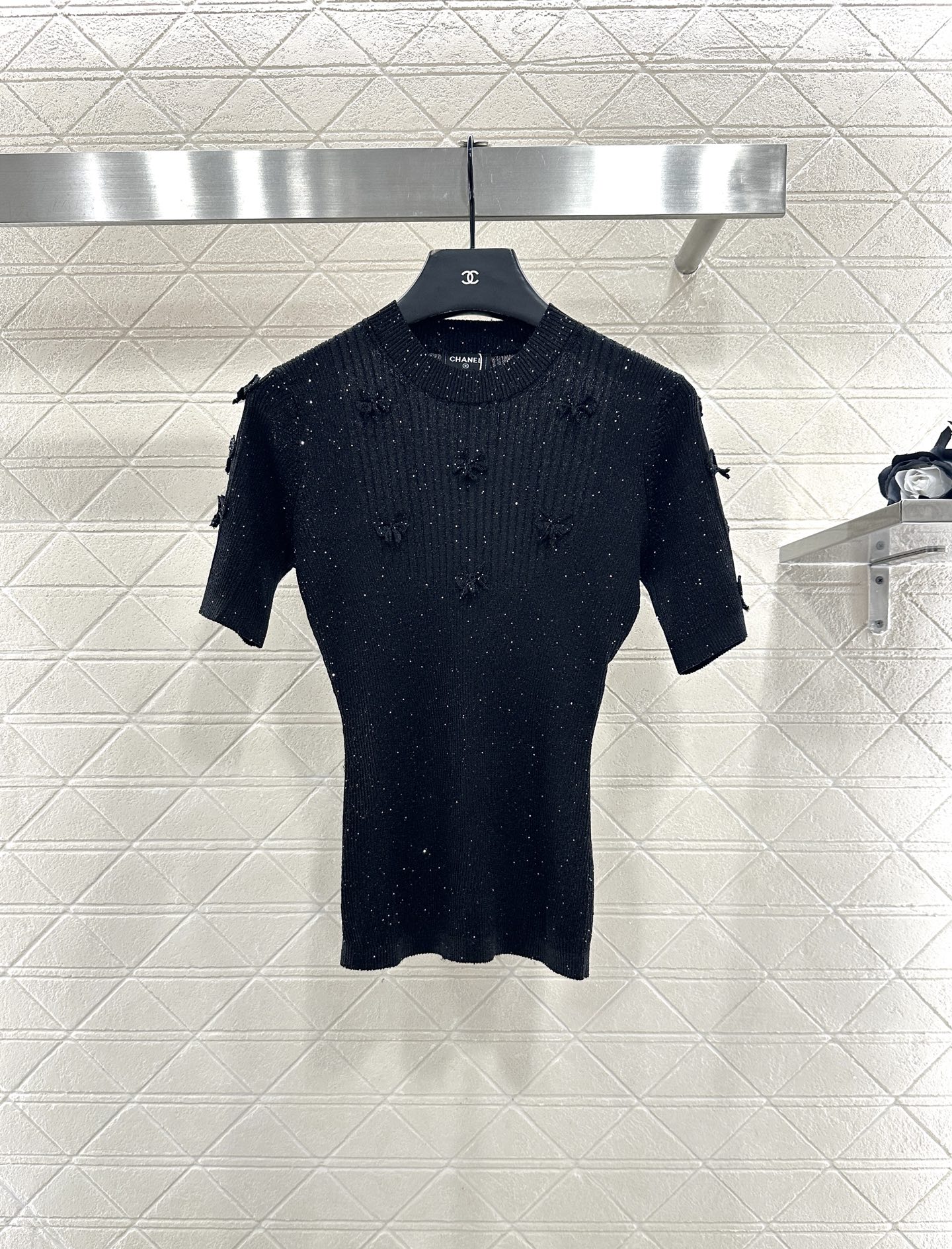 ♥Chane*♥2025新品上架 山茶花珠片圆领短袖定制YB羊绒纱线织造，柔软细腻，质感舒适，圆领针织短