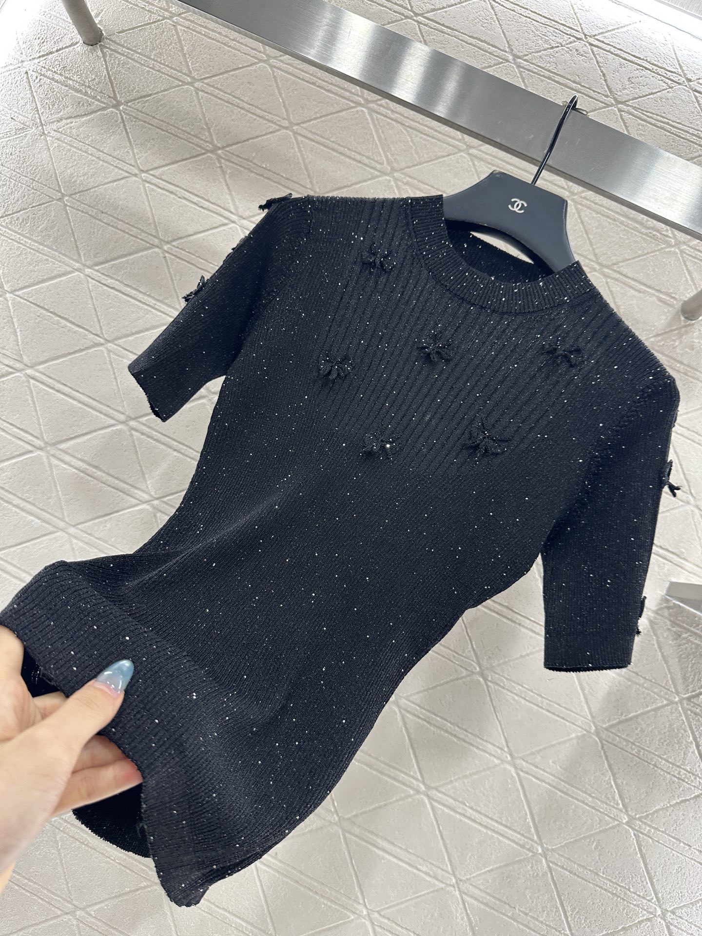 ♥Chane*♥2025新品上架 山茶花珠片圆领短袖定制YB羊绒纱线织造，柔软细腻，质感舒适，圆领针织短