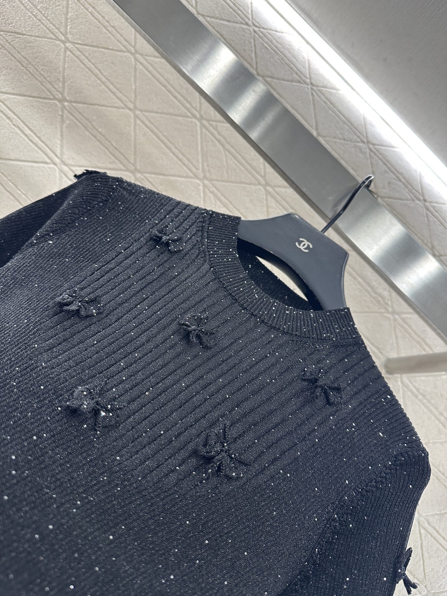 ♥Chane*♥2025新品上架 山茶花珠片圆领短袖定制YB羊绒纱线织造，柔软细腻，质感舒适，圆领针织短