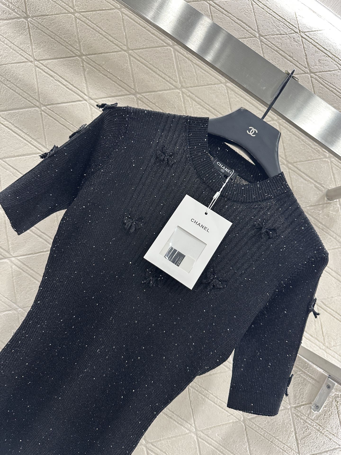 ♥Chane*♥2025新品上架 山茶花珠片圆领短袖定制YB羊绒纱线织造，柔软细腻，质感舒适，圆领针织短