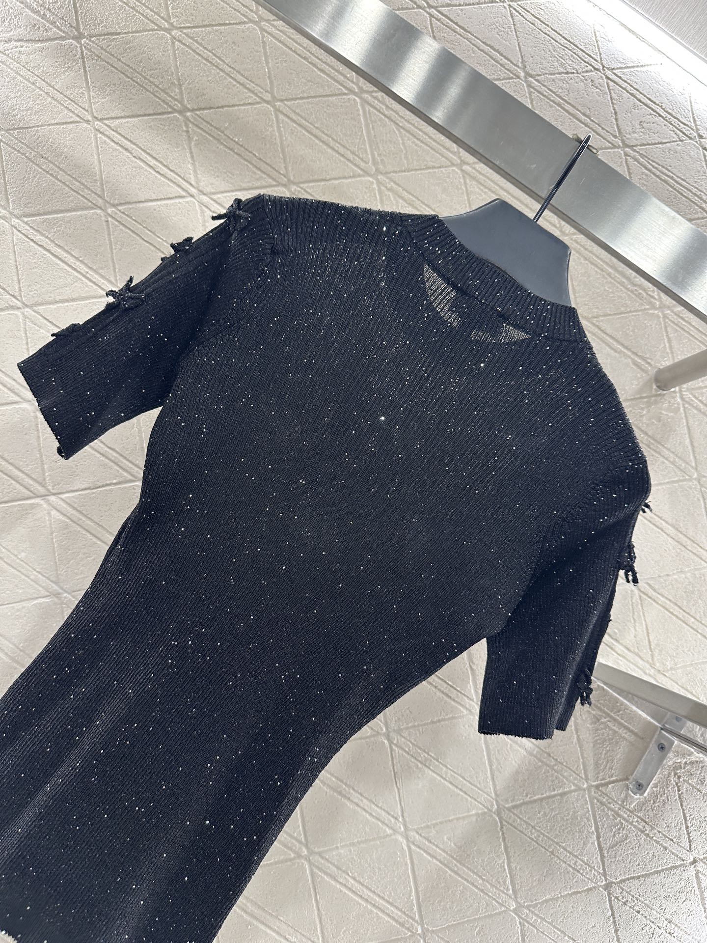 ♥Chane*♥2025新品上架 山茶花珠片圆领短袖定制YB羊绒纱线织造，柔软细腻，质感舒适，圆领针织短