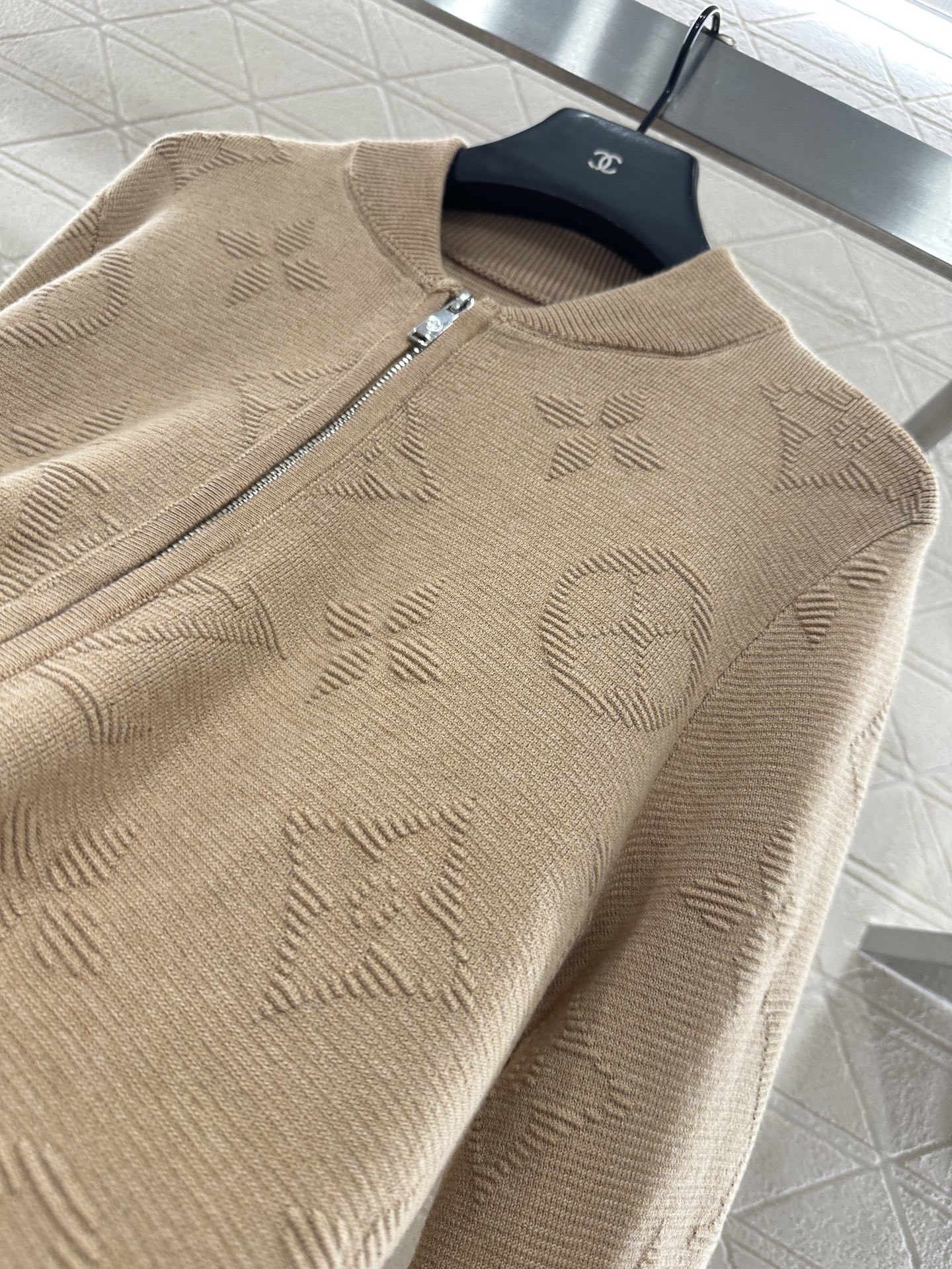 ♥Louis Vuitto*♥2025新品上架 提花针织外套定制YB羊毛纱线织造,提花工艺处理,呈现立体