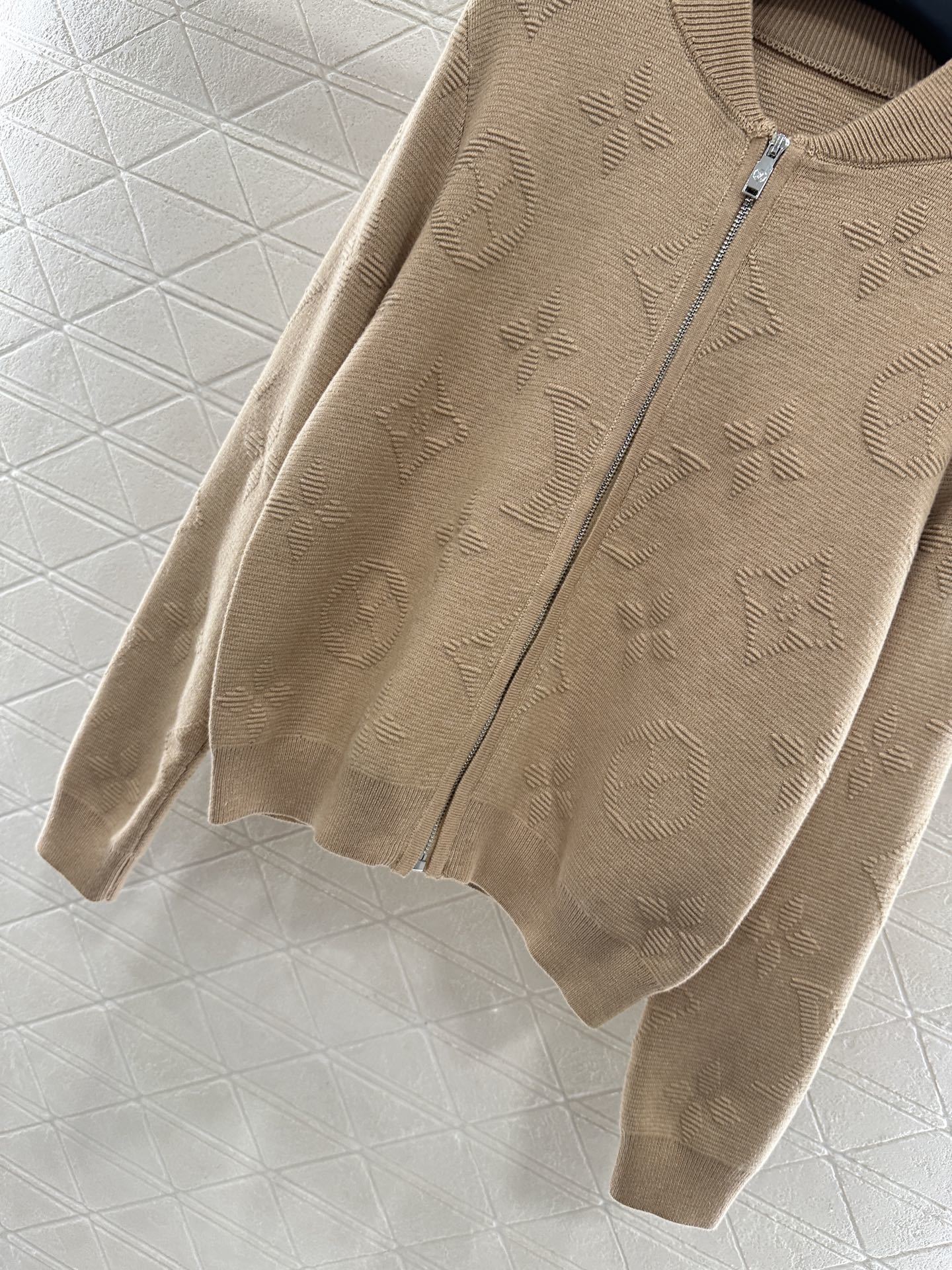 ♥Louis Vuitto*♥2025新品上架 提花针织外套定制YB羊毛纱线织造,提花工艺处理,呈现立体