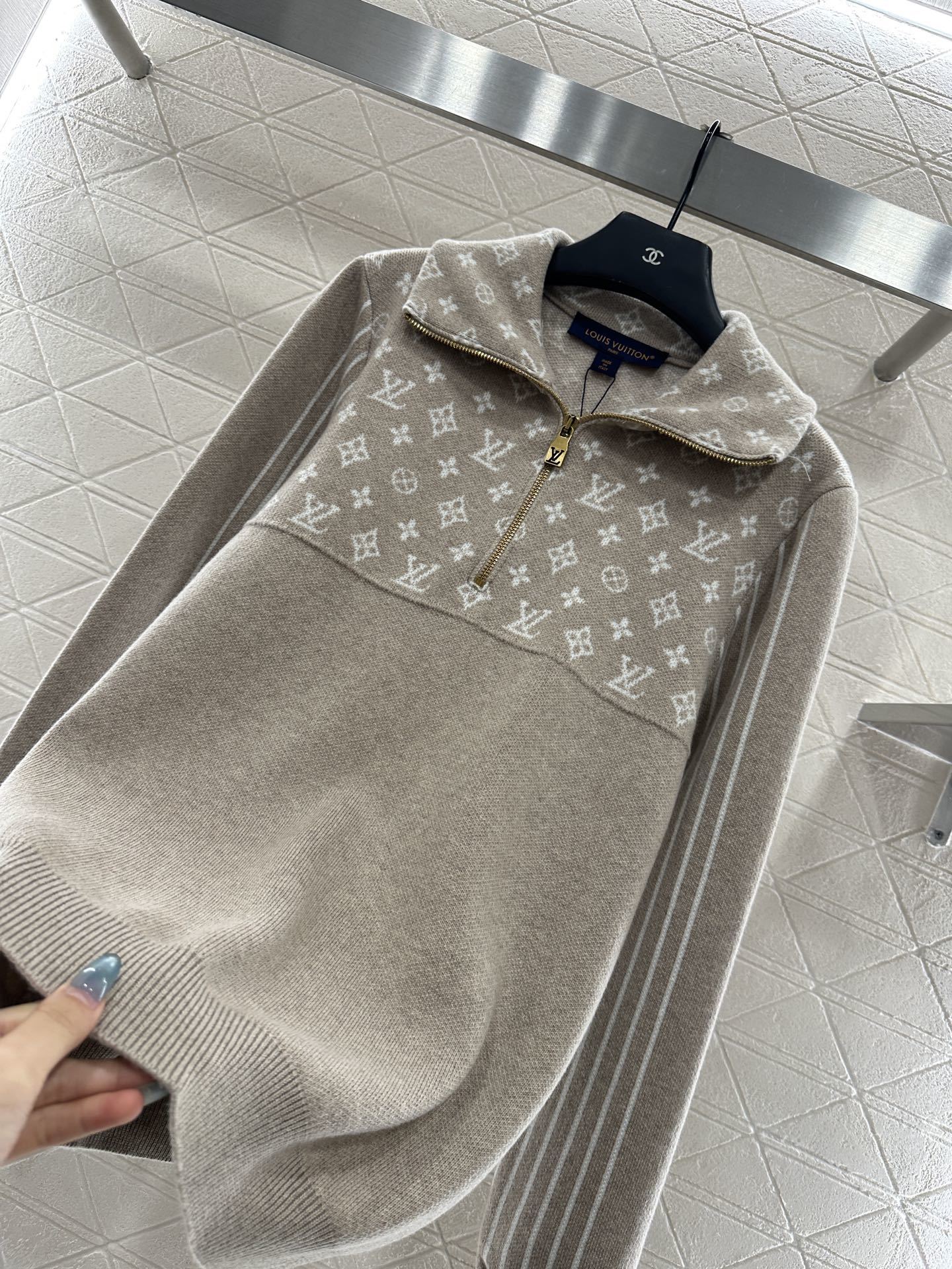 ♥Louis vuitto*♥2025新品上架 翻领拼接提花针织上衣定制YB羊毛纱线织造,柔软舒适,洋气