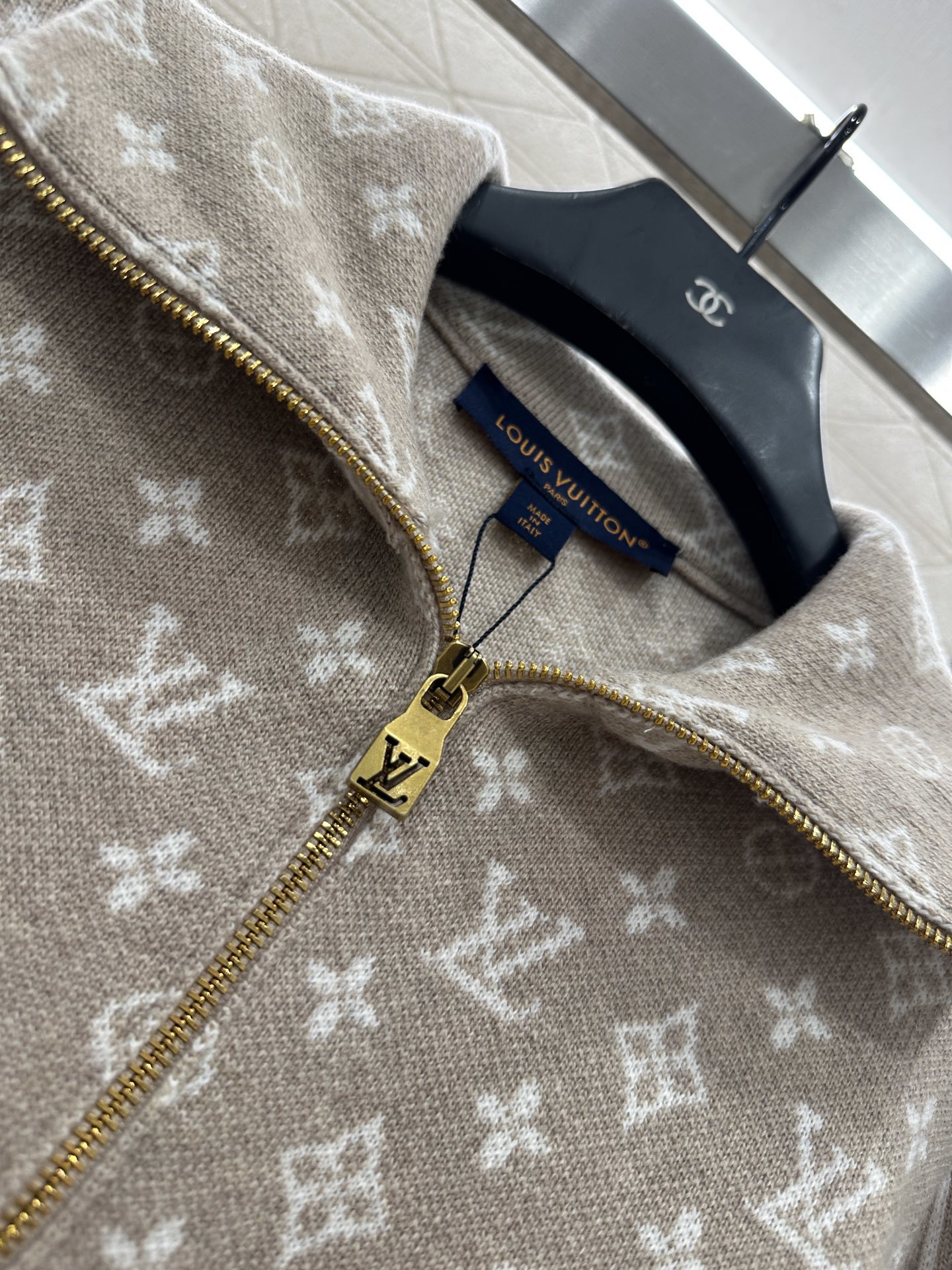 ♥Louis vuitto*♥2025新品上架 翻领拼接提花针织上衣定制YB羊毛纱线织造,柔软舒适,洋气