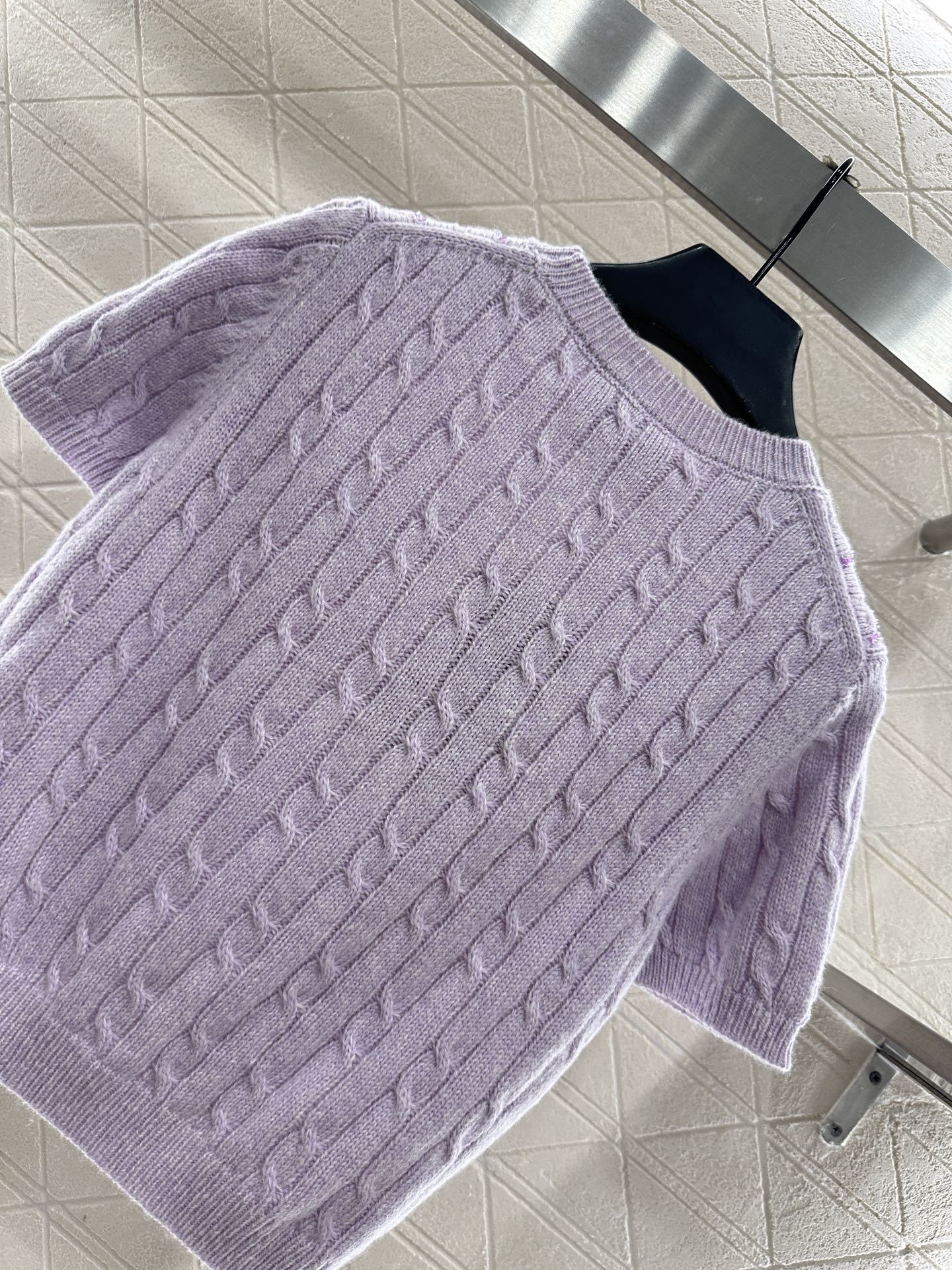 ♥Gucc*♥2025新品上架 套头麻花水钻针织短袖定制YB丝毛纱线织造,质感高级,舒适柔软,圆领针织短