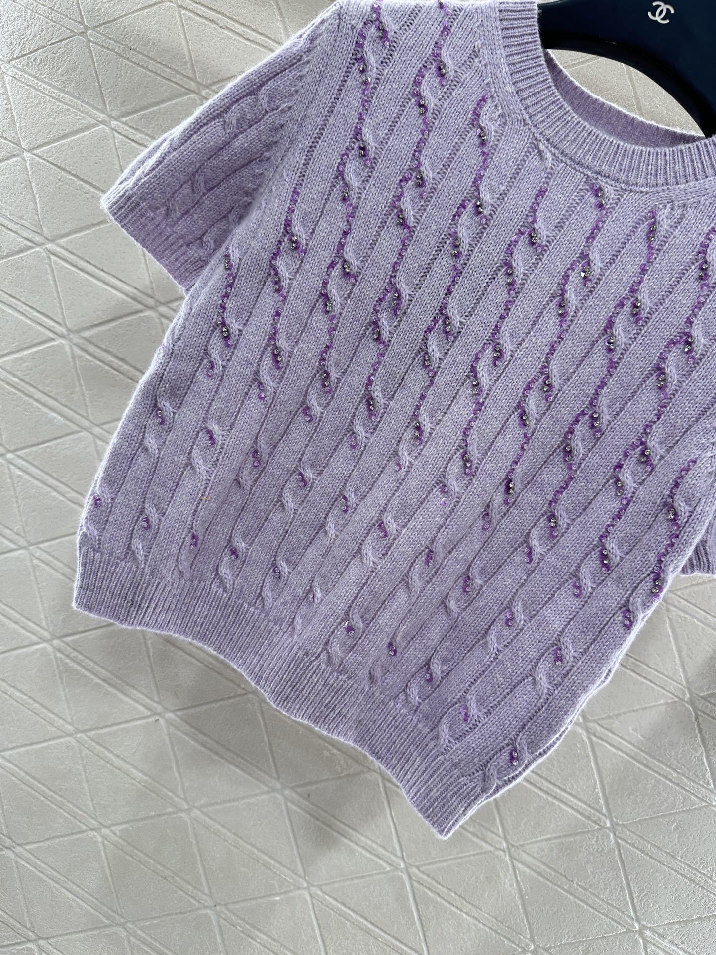 ♥Gucc*♥2025新品上架 套头麻花水钻针织短袖定制YB丝毛纱线织造,质感高级,舒适柔软,圆领针织短