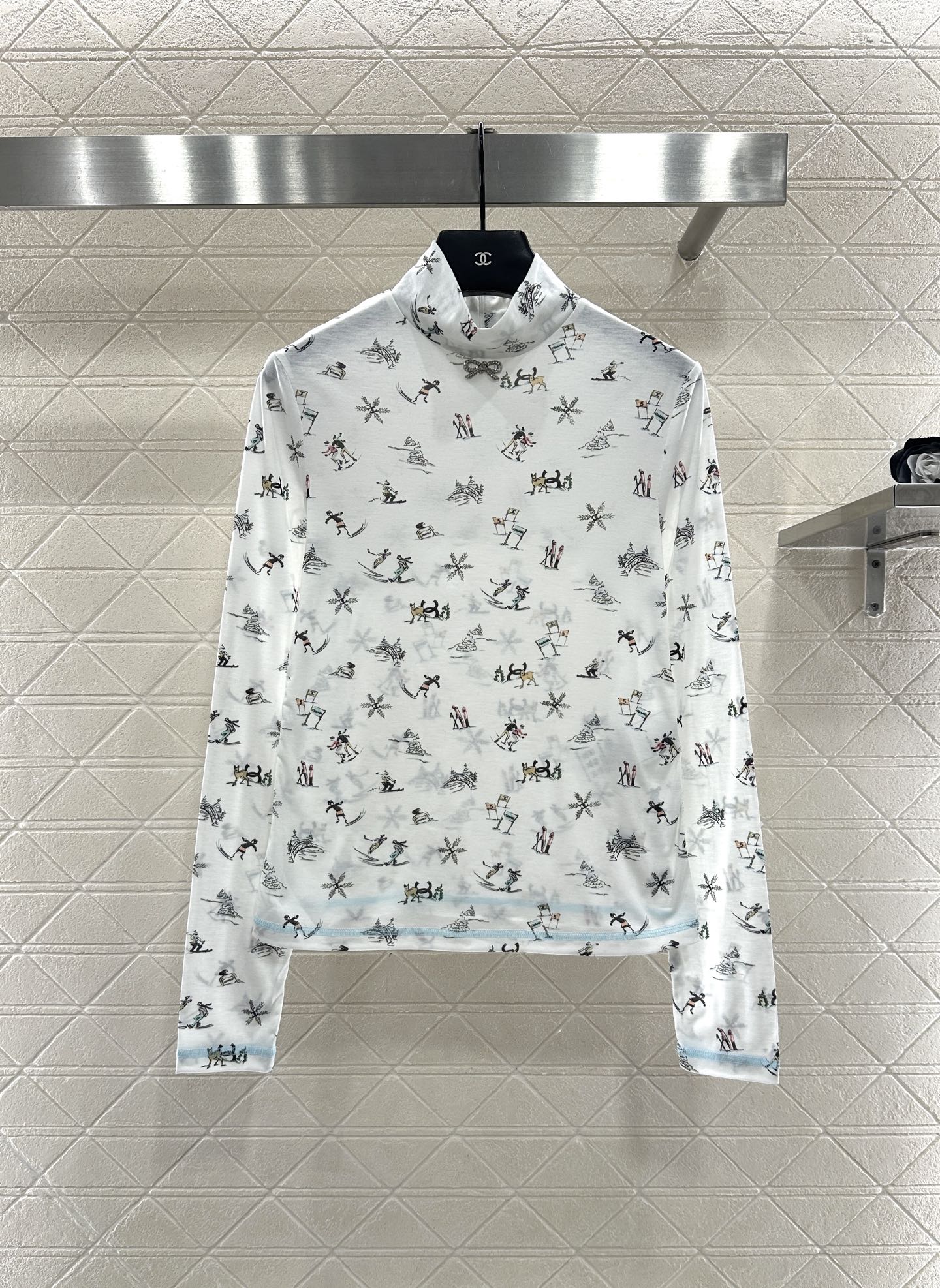 ♥Chane*♥2025新品上架 修身滑雪印花高领上衣定制YB斜纹棉材质，质感舒适，弹力十足，修身高领上