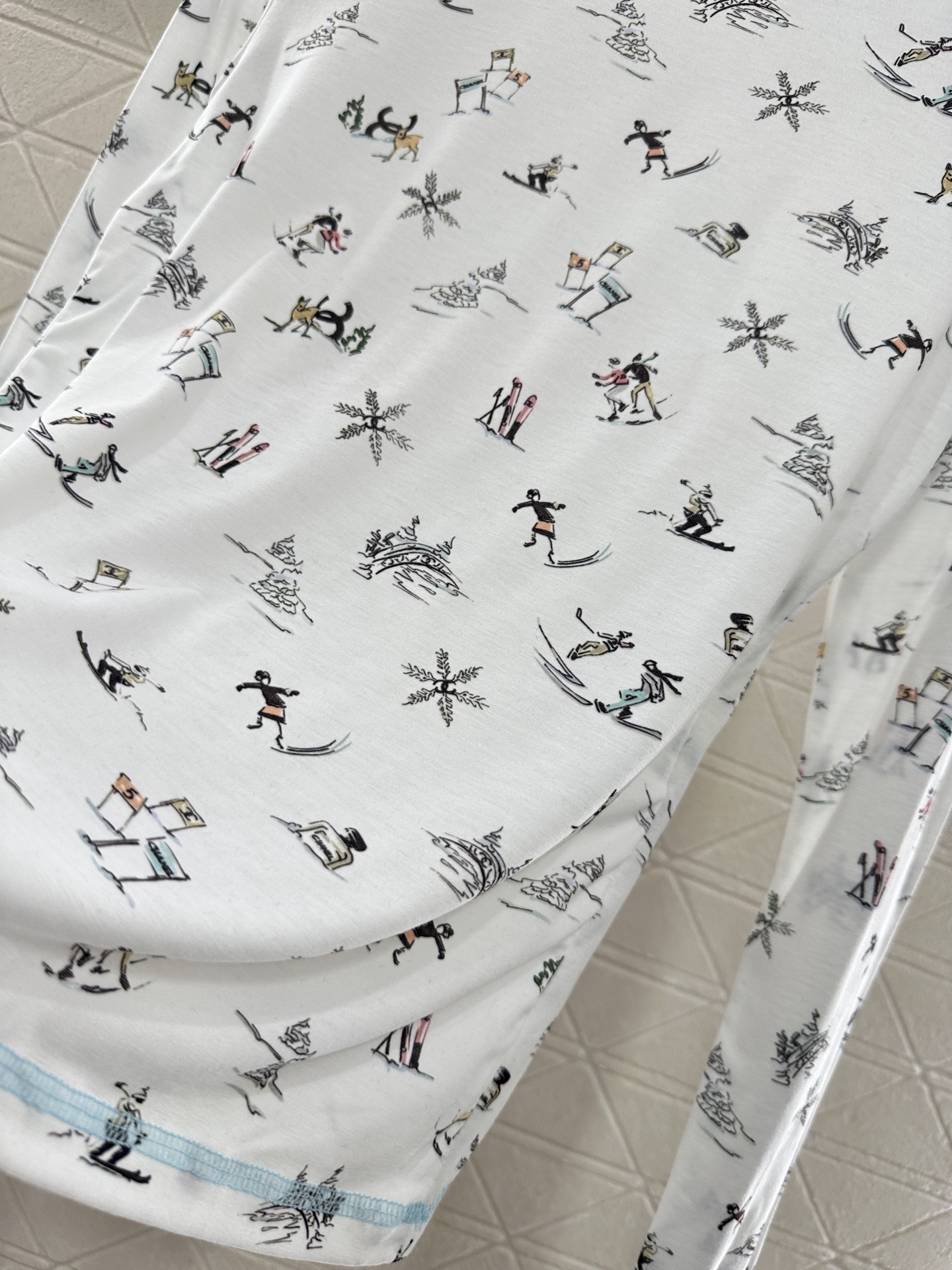 ♥Chane*♥2025新品上架 圆领设计滑雪印花上衣定制YB斜纹棉材质,质感舒适,弹力十足,修身圆领上
