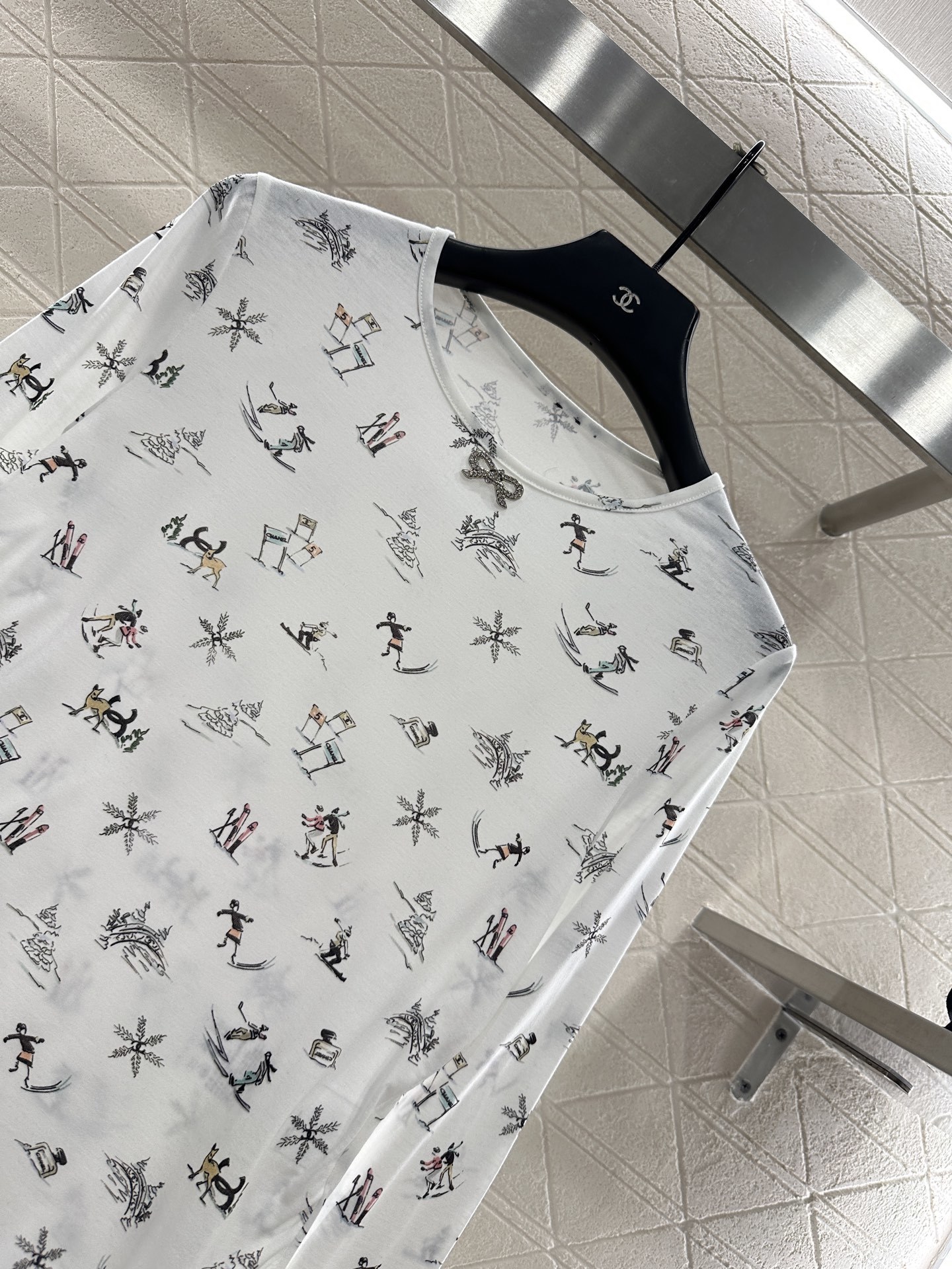 ♥Chane*♥2025新品上架 圆领设计滑雪印花上衣定制YB斜纹棉材质,质感舒适,弹力十足,修身圆领上