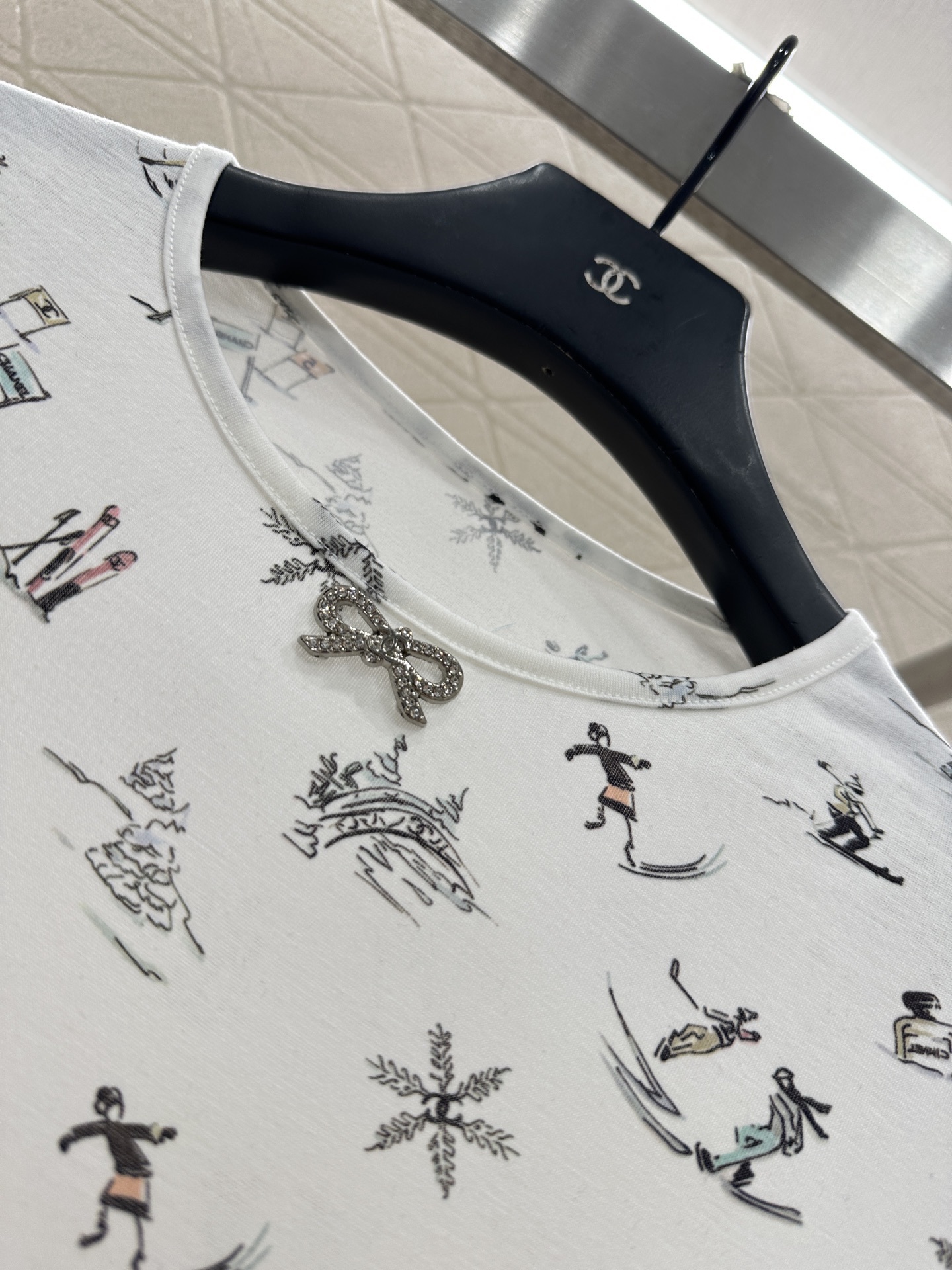 ♥Chane*♥2025新品上架 圆领设计滑雪印花上衣定制YB斜纹棉材质,质感舒适,弹力十足,修身圆领上