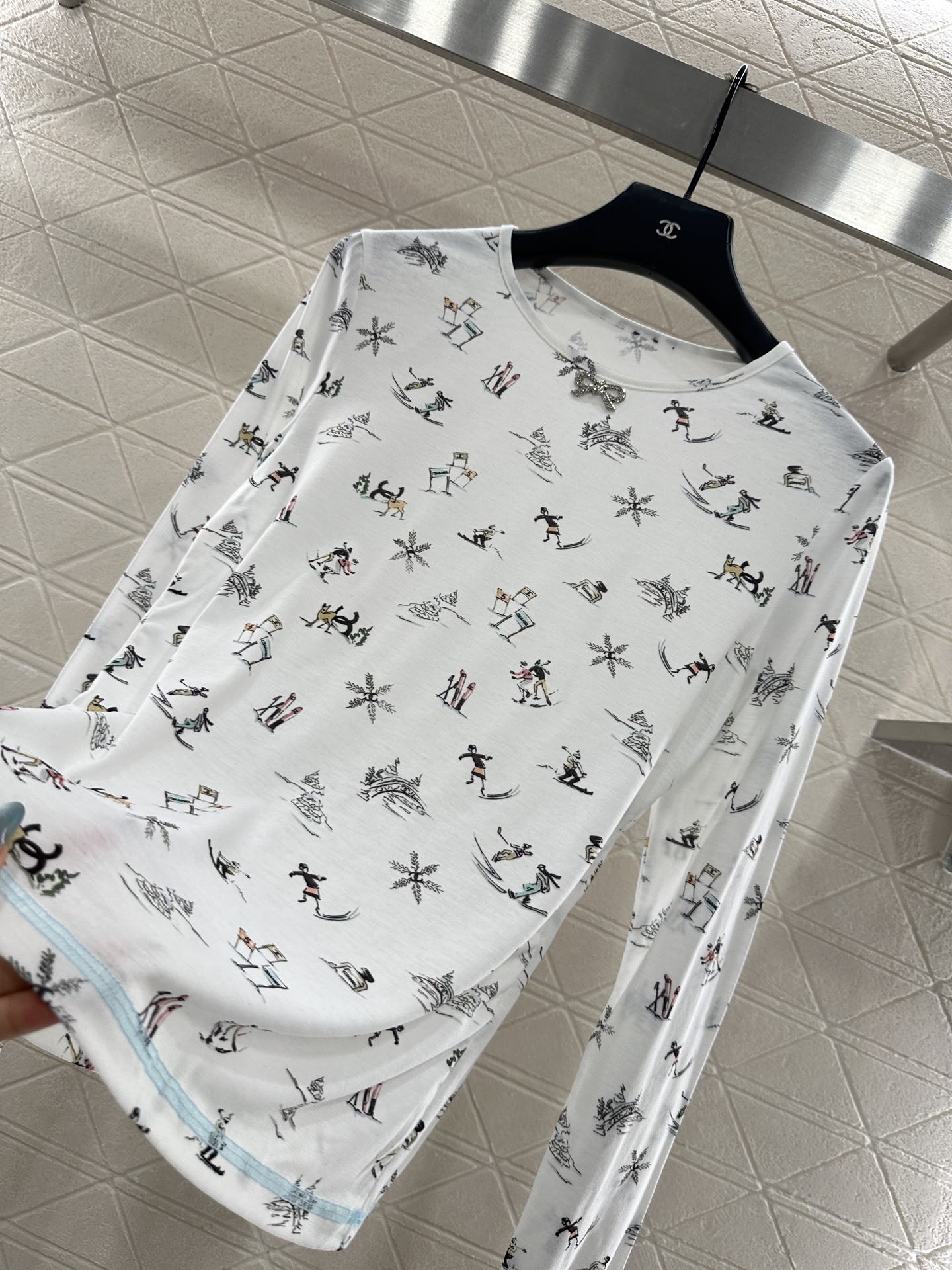 ♥Chane*♥2025新品上架 圆领设计滑雪印花上衣定制YB斜纹棉材质,质感舒适,弹力十足,修身圆领上