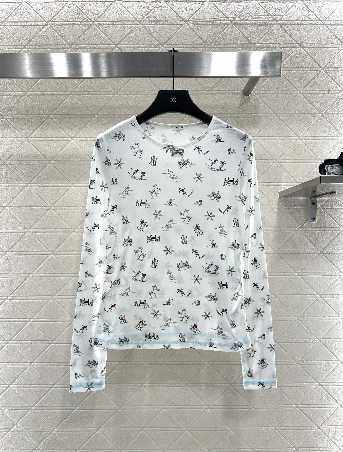 ♥Chane*♥2025新品上架 圆领设计滑雪印花上衣定制YB斜纹棉材质，质感舒适，弹力十足，修身圆领上