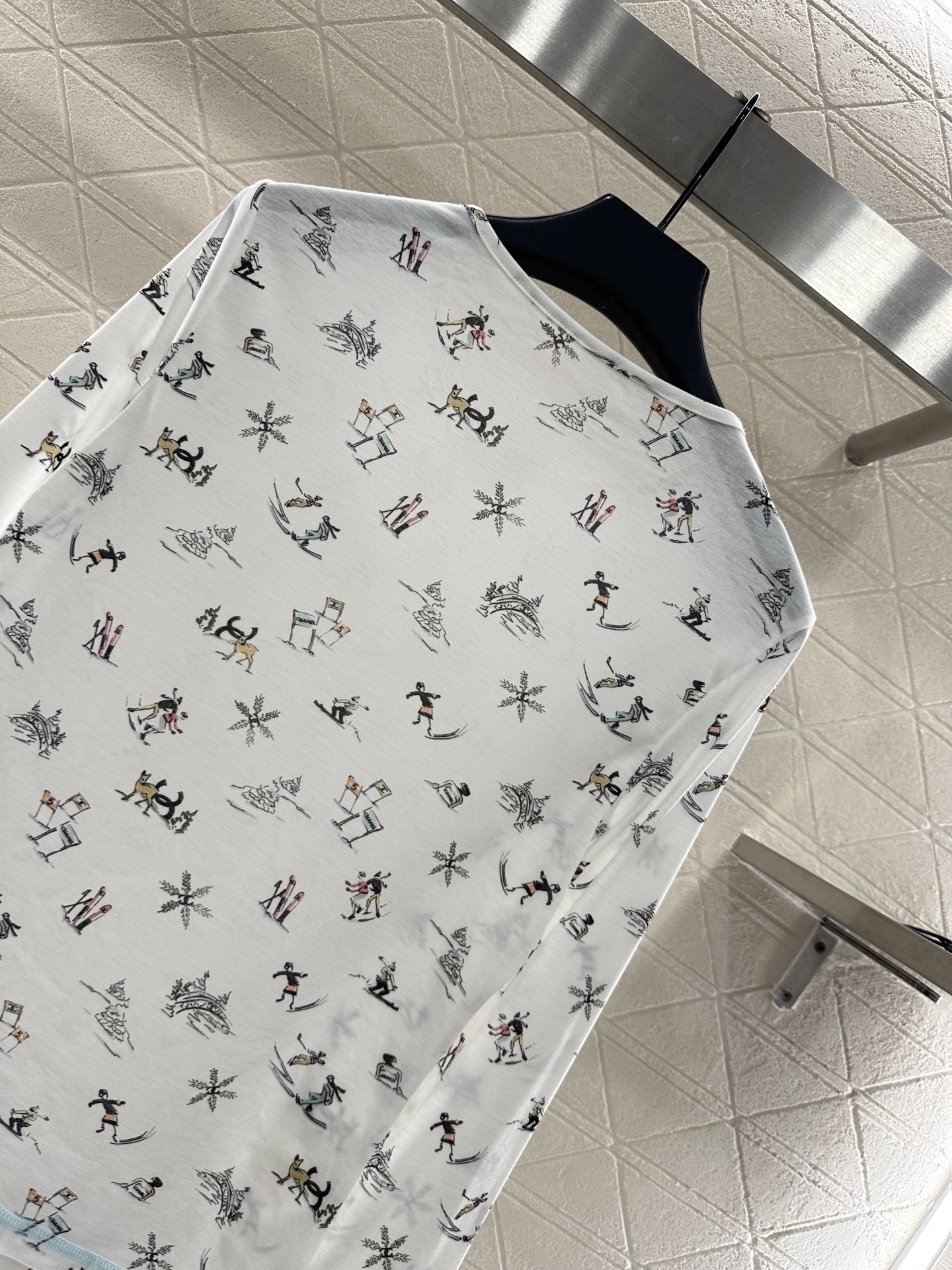 ♥Chane*♥2025新品上架 圆领设计滑雪印花上衣定制YB斜纹棉材质,质感舒适,弹力十足,修身圆领上