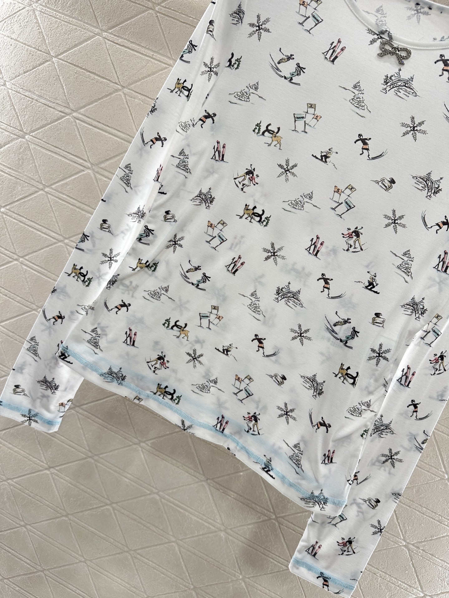 ♥Chane*♥2025新品上架 圆领设计滑雪印花上衣定制YB斜纹棉材质,质感舒适,弹力十足,修身圆领上