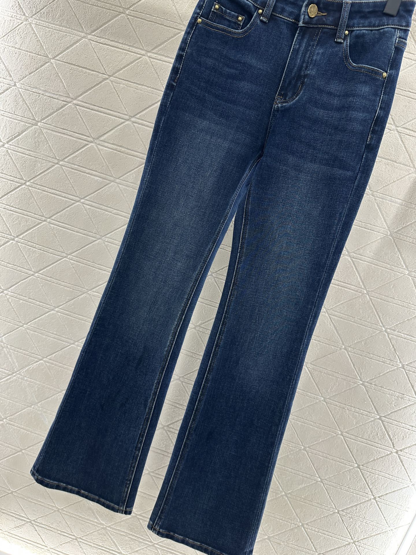 ♥Louis vuitto*♥2025新品上架 皮标牛仔微喇长裤定制YB斜纹棉牛仔材质,舒适弹力,穿搭有