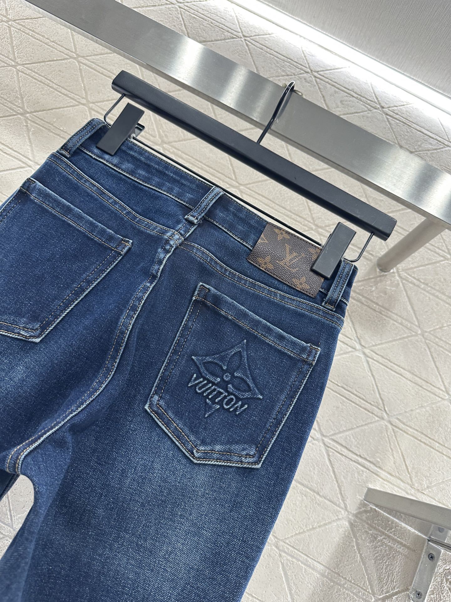 ♥Louis vuitto*♥2025新品上架 皮标牛仔微喇长裤定制YB斜纹棉牛仔材质,舒适弹力,穿搭有