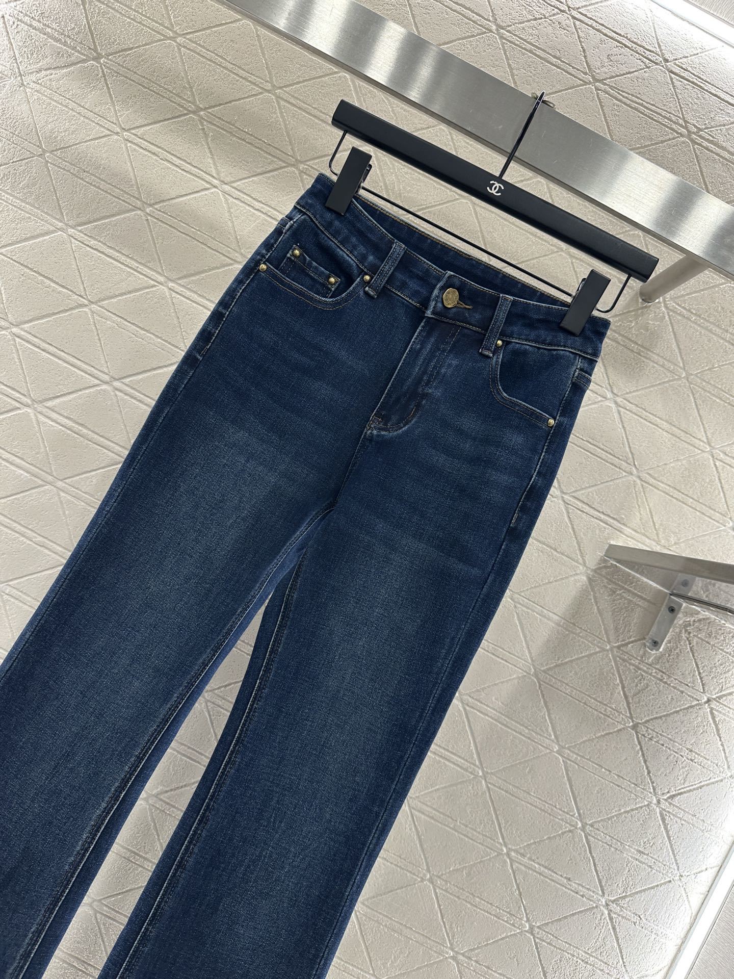 ♥Louis vuitto*♥2025新品上架 皮标牛仔微喇长裤定制YB斜纹棉牛仔材质,舒适弹力,穿搭有