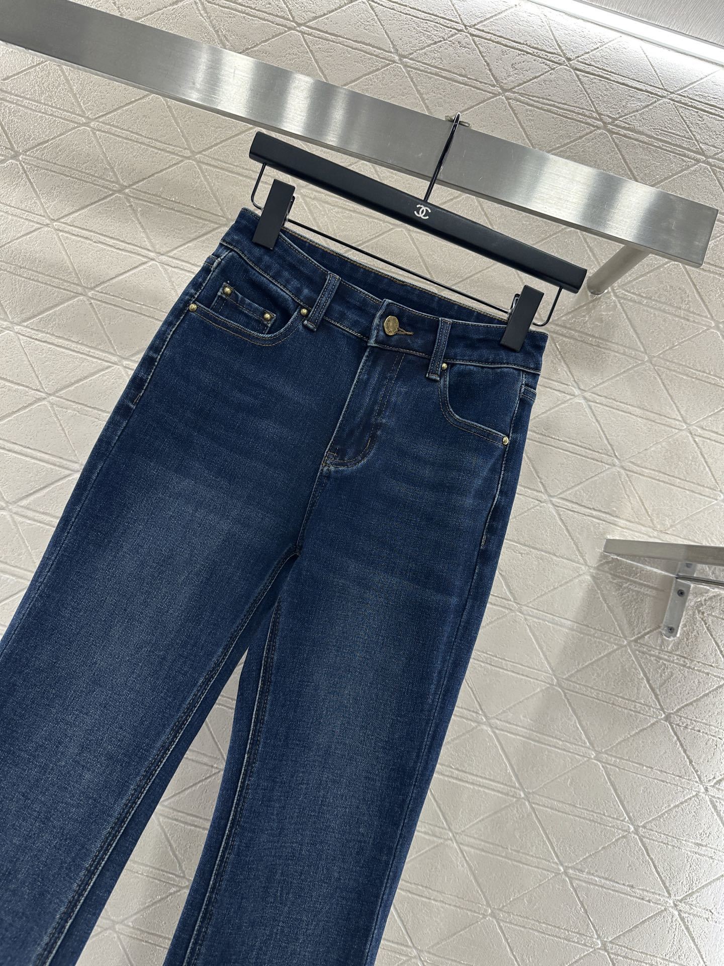 ♥Louis vuitto*♥2025新品上架 皮标牛仔微喇长裤定制YB斜纹棉牛仔材质,舒适弹力,穿搭有