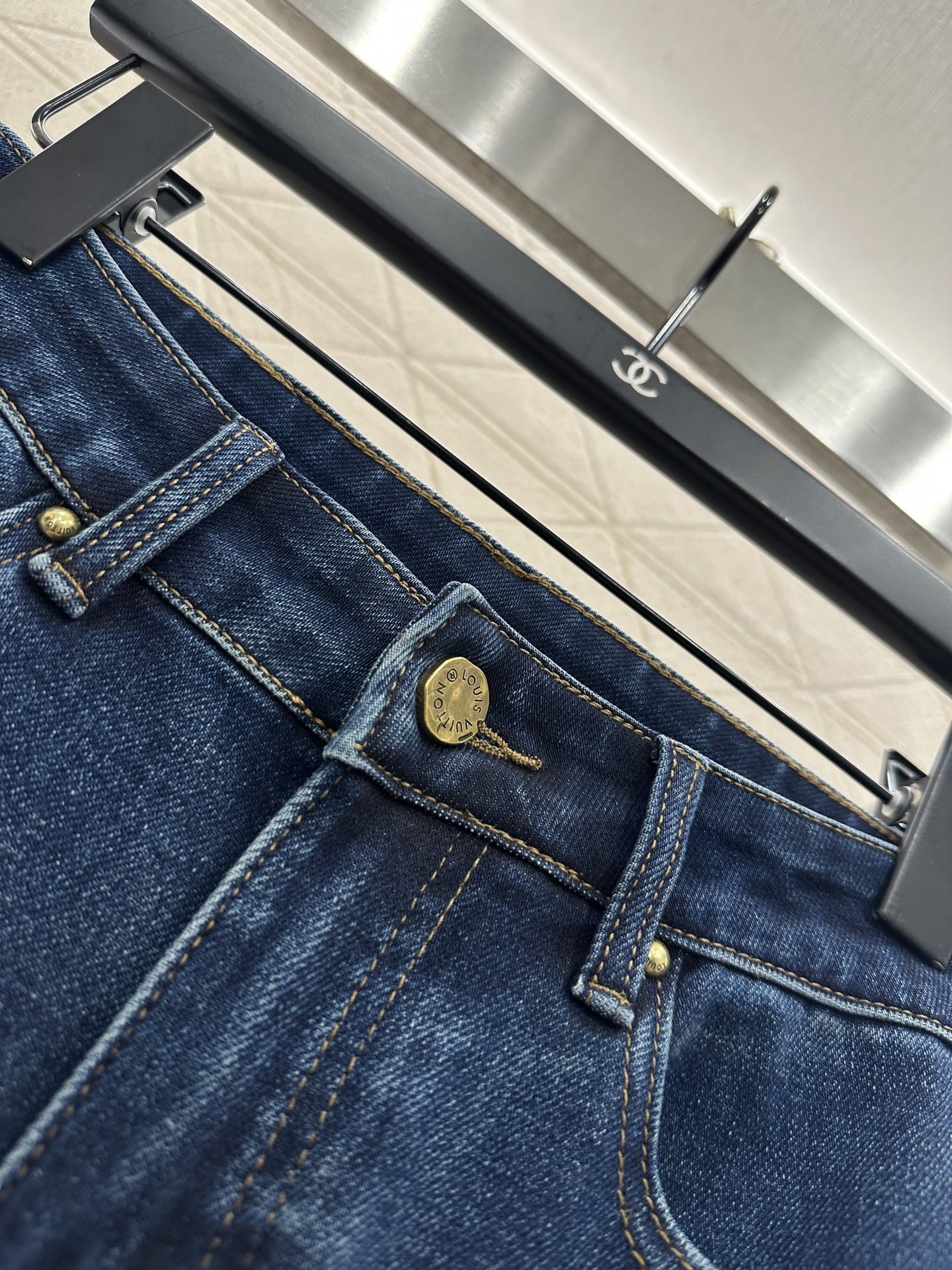 ♥Louis vuitto*♥2025新品上架 皮标牛仔微喇长裤定制YB斜纹棉牛仔材质,舒适弹力,穿搭有