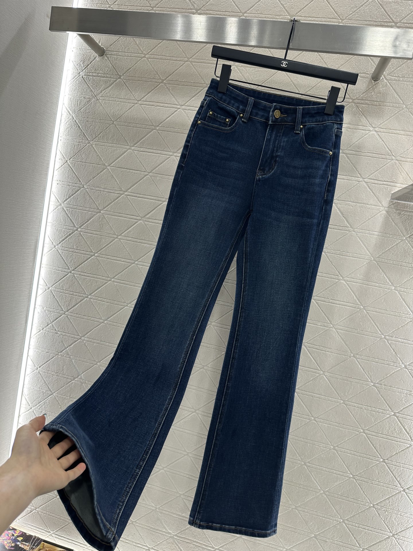 ♥Louis vuitto*♥2025新品上架 皮标牛仔微喇长裤定制YB斜纹棉牛仔材质,舒适弹力,穿搭有